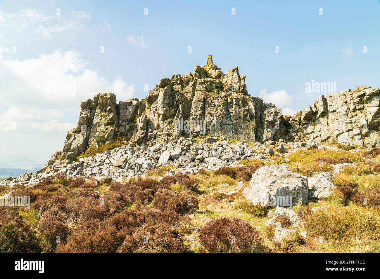Blick auf Manstone Rock im Stiperstones Nature Reserve in Shropshire, Großbritannien. Ein Quarzitenkamm, der während der letzten Eiszeit vor 480 Millionen Jahren entstanden ist Stockfoto