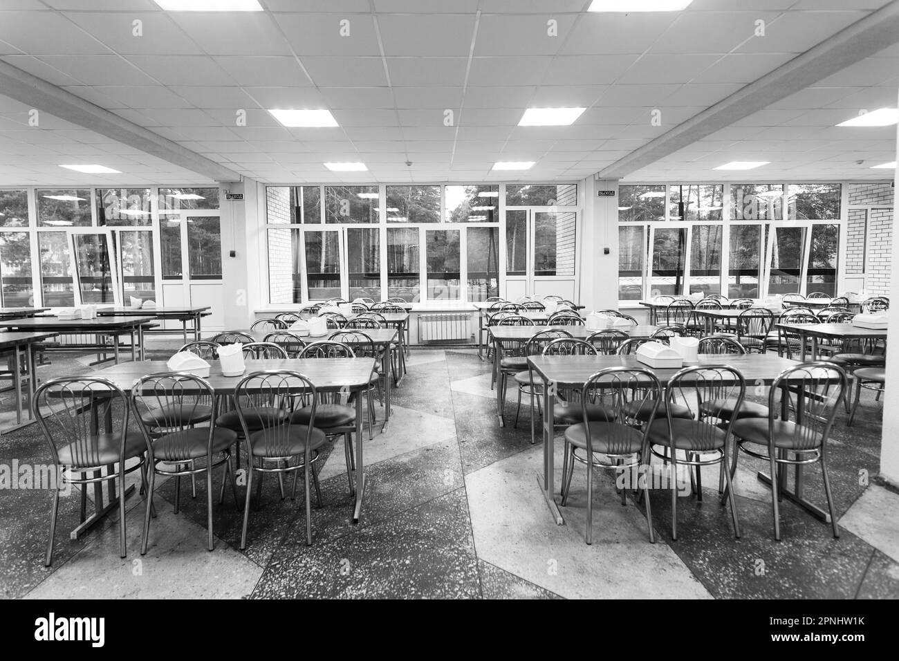 Stühle und Tische. Der Speisesaal ist unter Quarantäne gestellt. Stockfoto