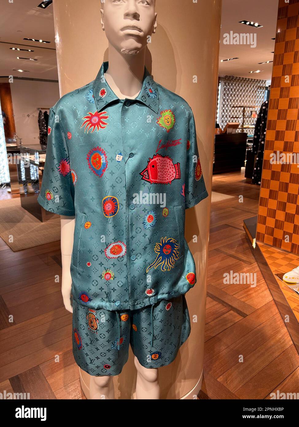 Paris, Frankreich, Louis Vuitton, LVMH Luxury Clothing Store Mannequin on Display Ave. Champs-Elysées, mit modernen Kunstdekorationen von Yayoi KUSAMA, 2023 Stockfoto