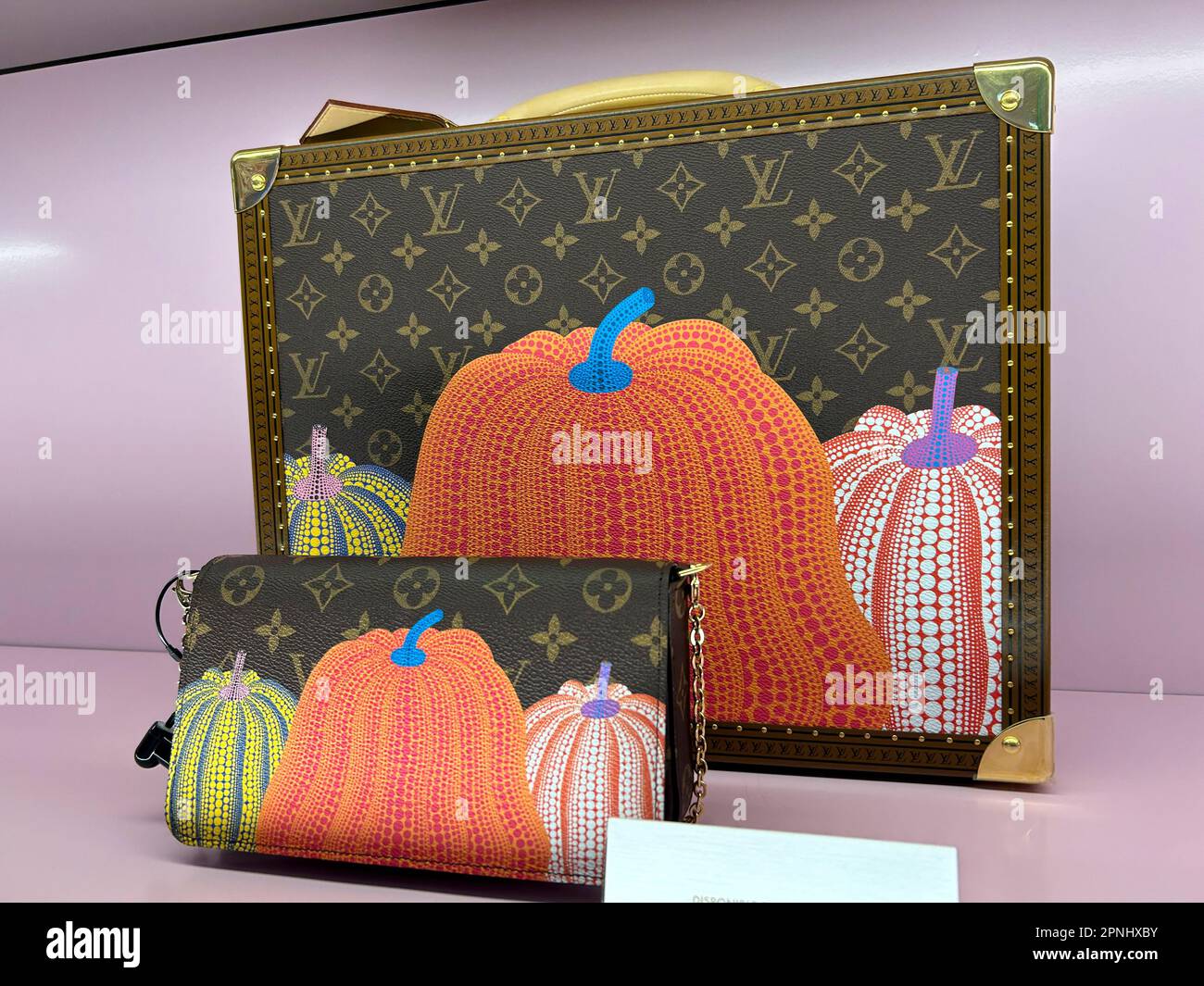 Paris, Frankreich, Louis Vuitton, LVMH Luxury Clothing Store auf der Ave. Champs-Elysées, mit moderner Kunstdekoration von : Yayoi KUSAMA, luxuriöser Lifestyle Stockfoto