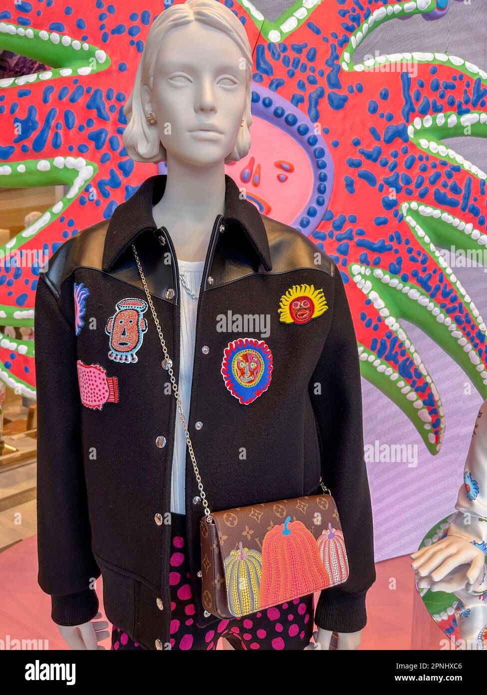 Paris, Frankreich, Louis Vuitton, LVMH Luxury Clothing Store auf der Ave. Champs-Elysées, luxuriöser Lebensstil mit moderner Kunstdekoration von : Yayoi KUSAMA, Stockfoto