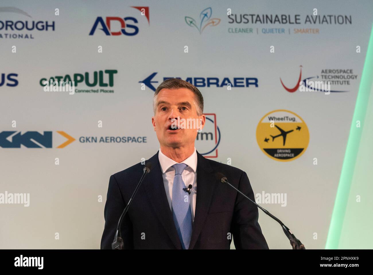 Verkehrsminister Mark Harper, MP, sprach nach seiner Teilnahme an der Tagung des Jet Zero Council auf dem Weltgipfel für nachhaltige Entwicklung in Farnborough. Netto-Null-Ziel Stockfoto