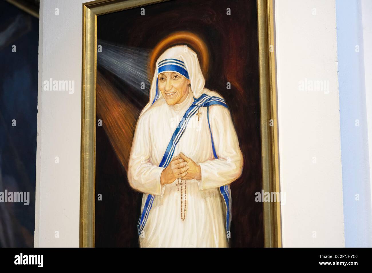 Porträt der Heiligen Mutter Teresa von Kalkutta in einer Warschauer Kirche in Polen im Jahre 2023 Stockfoto