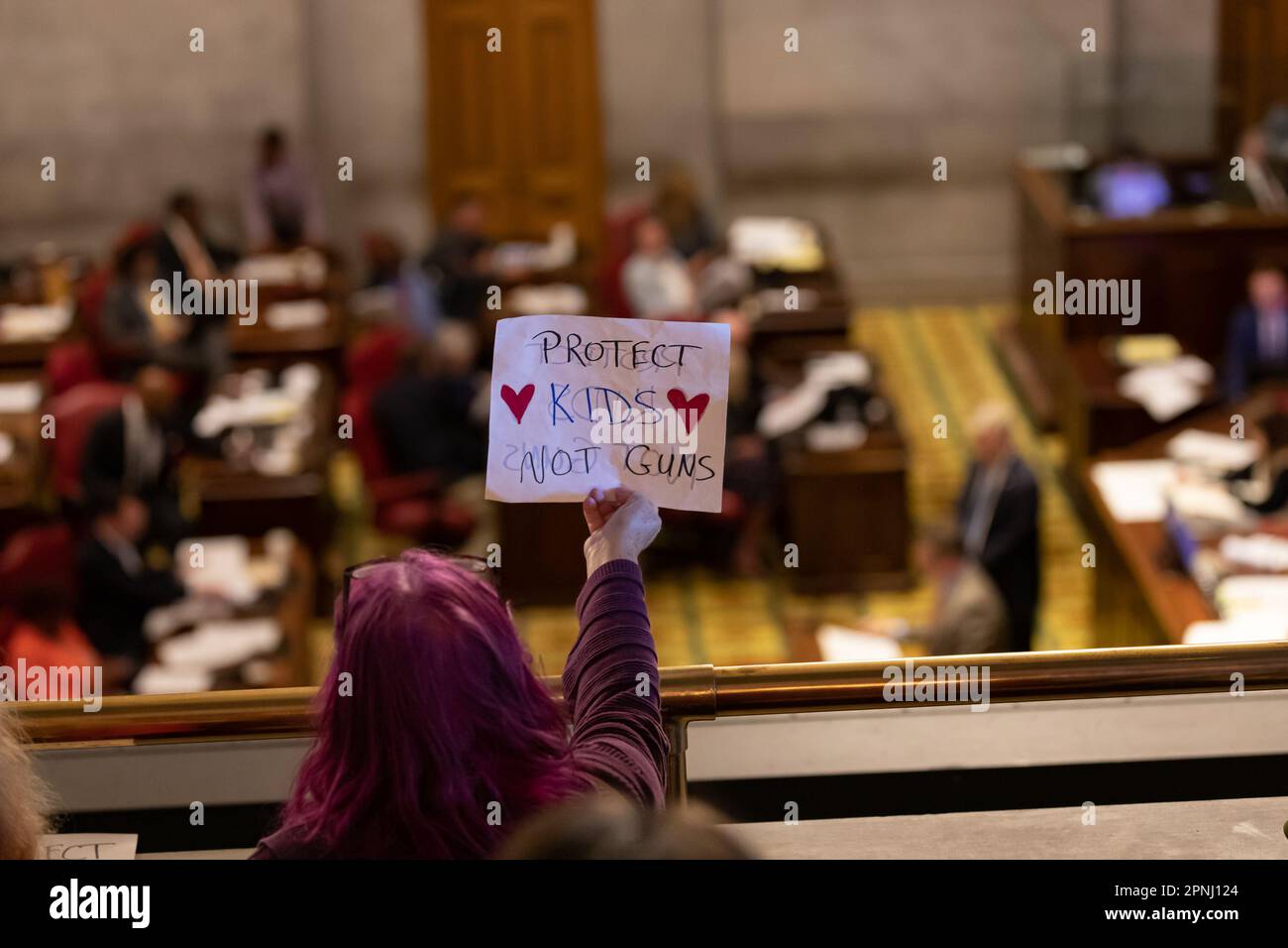 Ein Waffenschützer hält während eines "Moralmontags" in der Galerie des Tennessee Capitol ein Schild? Rallye zur Bekämpfung von Waffengewalt am 17. April 2023 in Nashville, Tennessee. Nach der Schießerei an der Covenant School in der Green Hills Nachbarschaft Nashville haben sich Organisationen in den USA mobilisiert Vertreter: Justin Jones? (?D-Nashville?) und ?U.S. Vertreter: Justin J. Pearson? (??D-Memphis?)? Wer hat gezeichnet? "Nationale Aufmerksamkeit? "Drängen auf Gesetze zur Waffensicherheit." (Foto von Michael Nigro/Pacific Press) Stockfoto