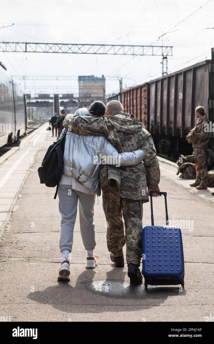 9. April 2023, Kramatorks, Donezk, Ukraine: Anastasia und Ivan gehen einander entgegen, nachdem Ivan einen Tag frei hatte, um seinen Geburtstag mit Anastasia zu verbringen, nachdem er zwei Monate ohne einander gesehen hatte. Der Bahnhof in Kramatorsk ist bereits zu einem ständigen Treffpunkt für ukrainische Soldaten und ihre Angehörigen geworden. Trotz der andauernden Beschießereien im Osten der Ukraine und darüber hinaus finden Soldaten nur wenige Tage oder sogar Stunden, um ihre Familien und/oder Freunde zu sehen. Bahnhof in Kramatorks, Donezk, Ukraine (Bild: © Mykhaylo Palinchak/SOPA Images via ZUMA Press Wire) EDITO Stockfoto