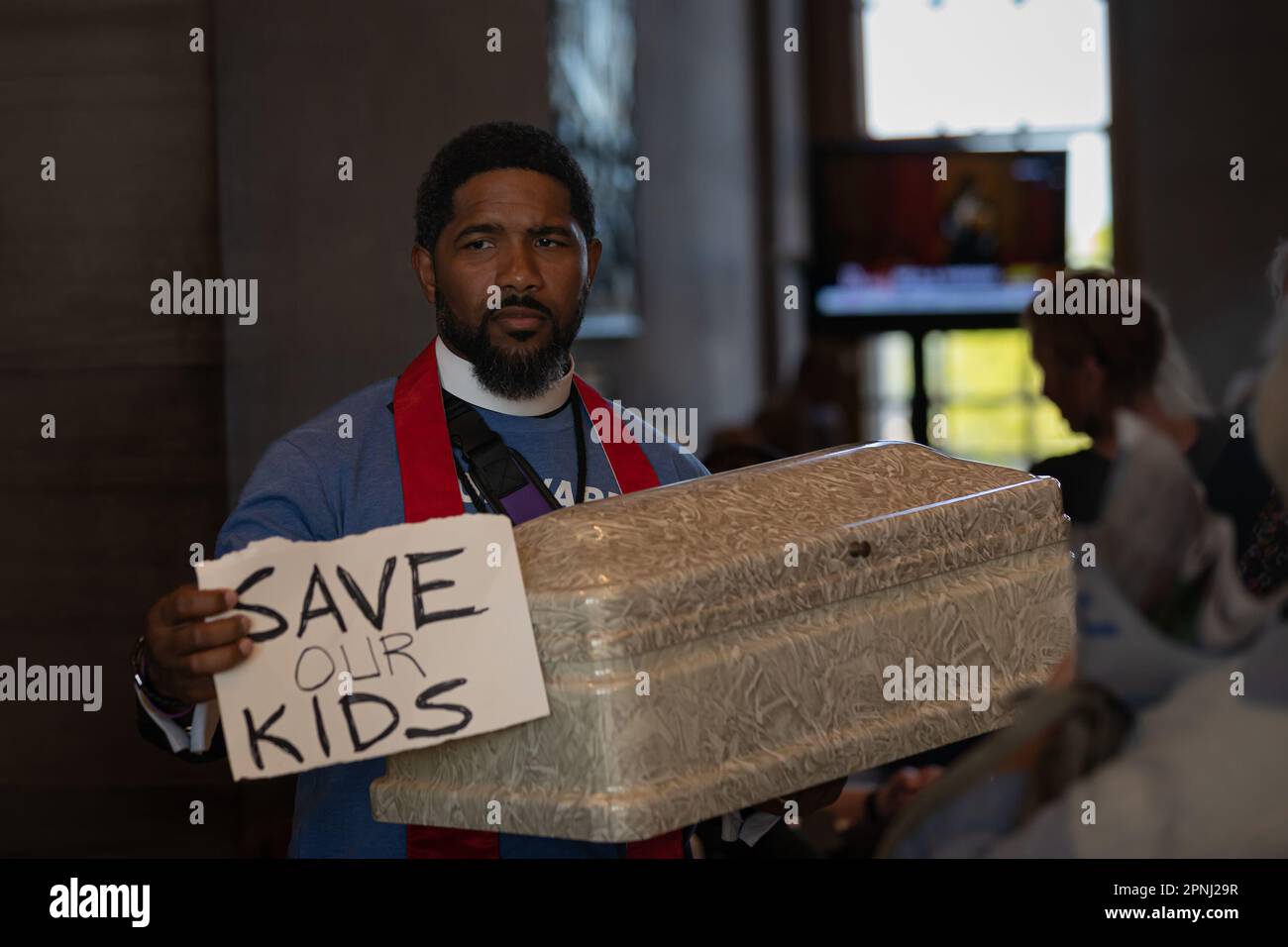 Nashville, Tennessee, USA. 17. April 2023. Ein Geistliches Mitglied hält Schilder und einen leeren Sarg in der Tennessee Capitol Kammer während eines "Moralmontags"? Rallye zur Bekämpfung von Waffengewalt am 17. April 2023 in Nashville, Tennessee. Nach der Schießerei an der Covenant School in der Green Hills Nachbarschaft Nashville haben sich Organisationen in den USA mobilisiert Vertreter: Justin Jones? (?D-Nashville?) und ?U.S. Vertreter: Justin J. Pearson? (??D-Memphis?)? Wer hat gezeichnet? "Nationale Aufmerksamkeit? "Die Durchsetzung von Gesetzen zur Waffensicherheit. (Kreditbild: © Michaal Nigro/Pacific Press via ZUMA Press W Stockfoto