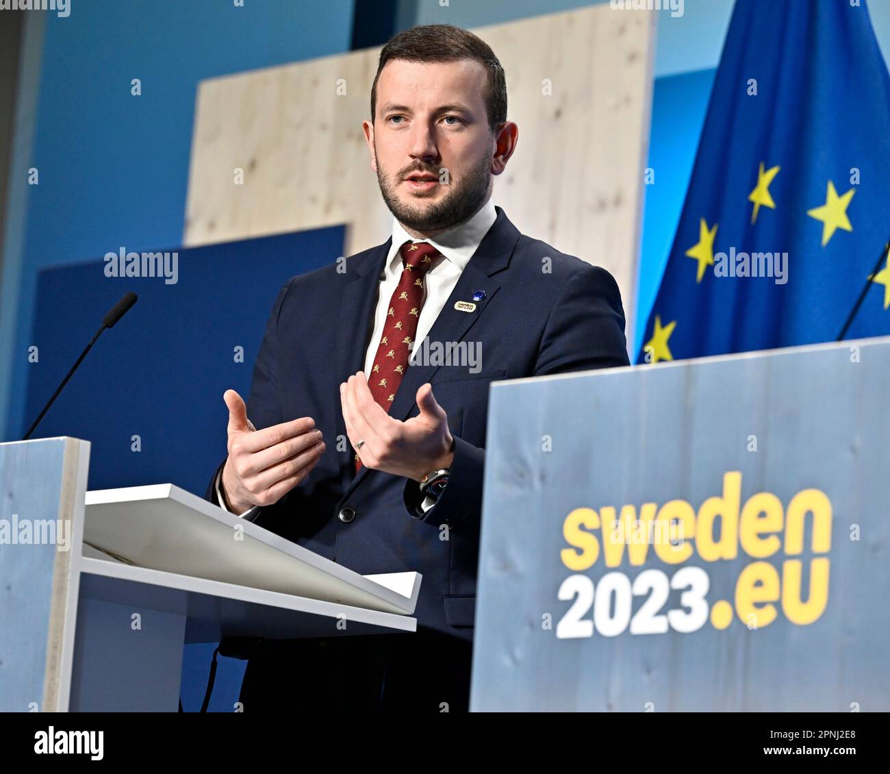 Stockholm, Schweden. 19. April 2023. Virginijus Sinkevičius, EU-Kommissar für Umwelt, Ozeane und Fischerei, bei der Europäischen Kommission anlässlich einer Pressekonferenz nach dem informellen Treffen der EU-Umweltminister im skandinavischen XPO in Märsta außerhalb von Stockholm, Schweden, am 19. April 2023.Foto: Jonas Ekströmer/TT/code10030 Credit: TT News Agency/Alamy Live News Stockfoto