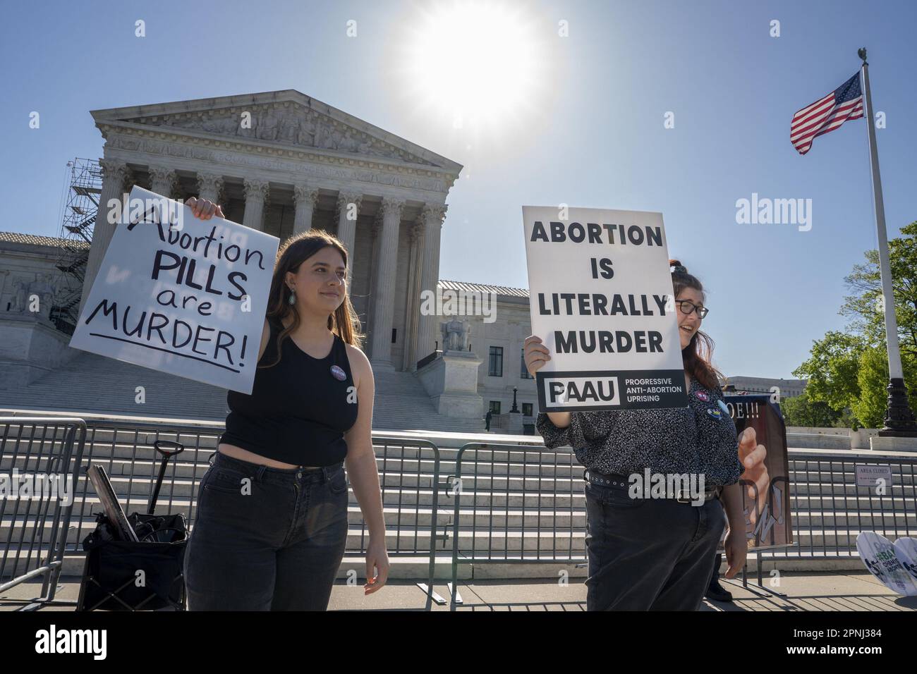 Washington, Usa. 19. April 2023. Anti-Abtreibungs-Aktivisten stehen vor dem Obersten Gerichtshof, der voraussichtlich entscheiden wird, ob die Abtreibungspille Mifepriston verfügbar bleibt oder ob Beschränkungen in Washington, DC, in Kraft treten, Mittwoch, 19. April 2023. Foto: Ken Cedeno/UPI Kredit: UPI/Alamy Live News Stockfoto