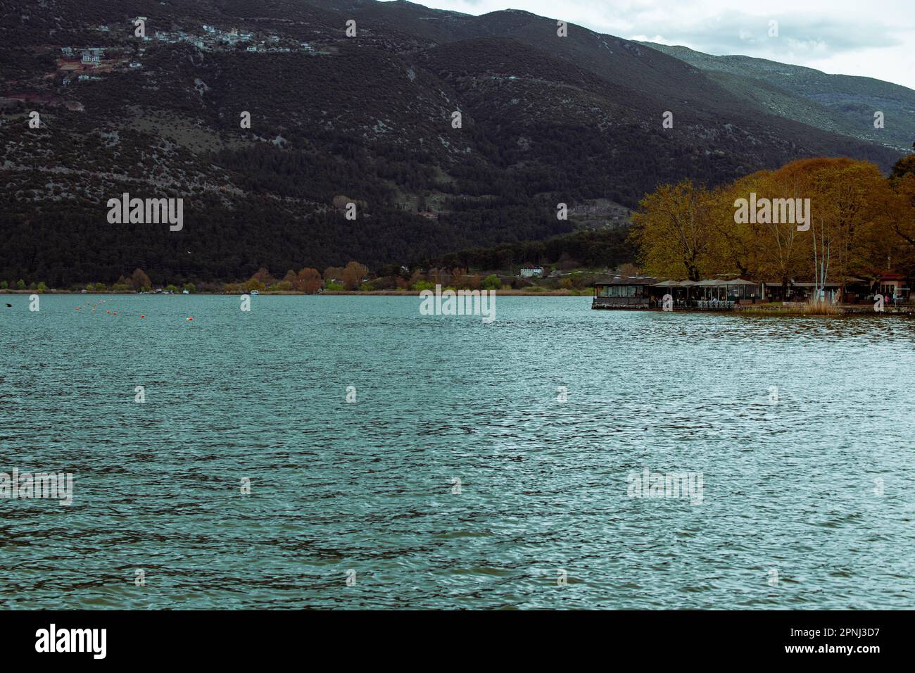 Der Pambotida-See in Ioannina mit einem Filmintfilter Stockfoto
