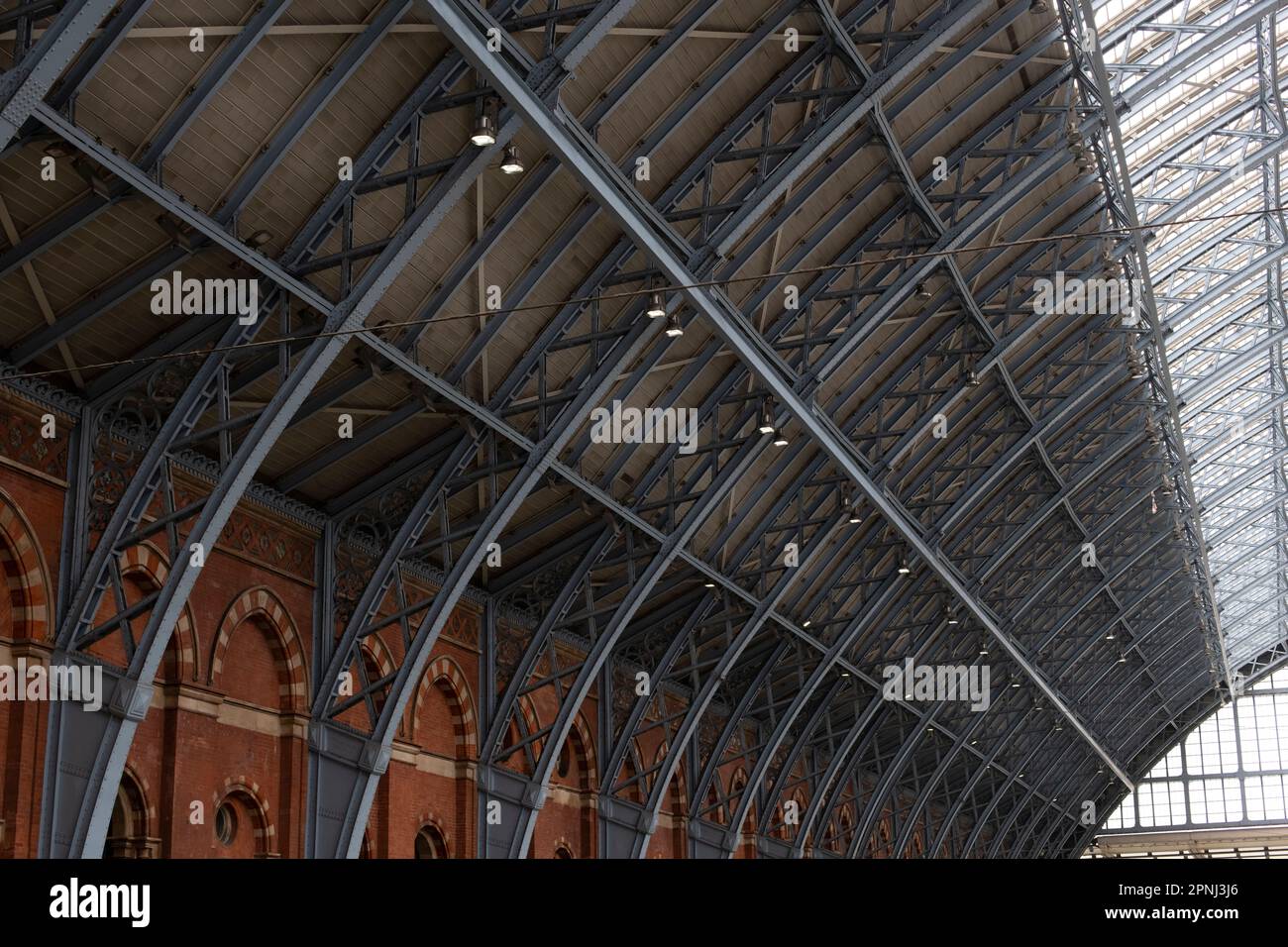 Die Dachkonstruktion und die gusseisernen Streben führen zum Bahnhof Pancras in London Stockfoto
