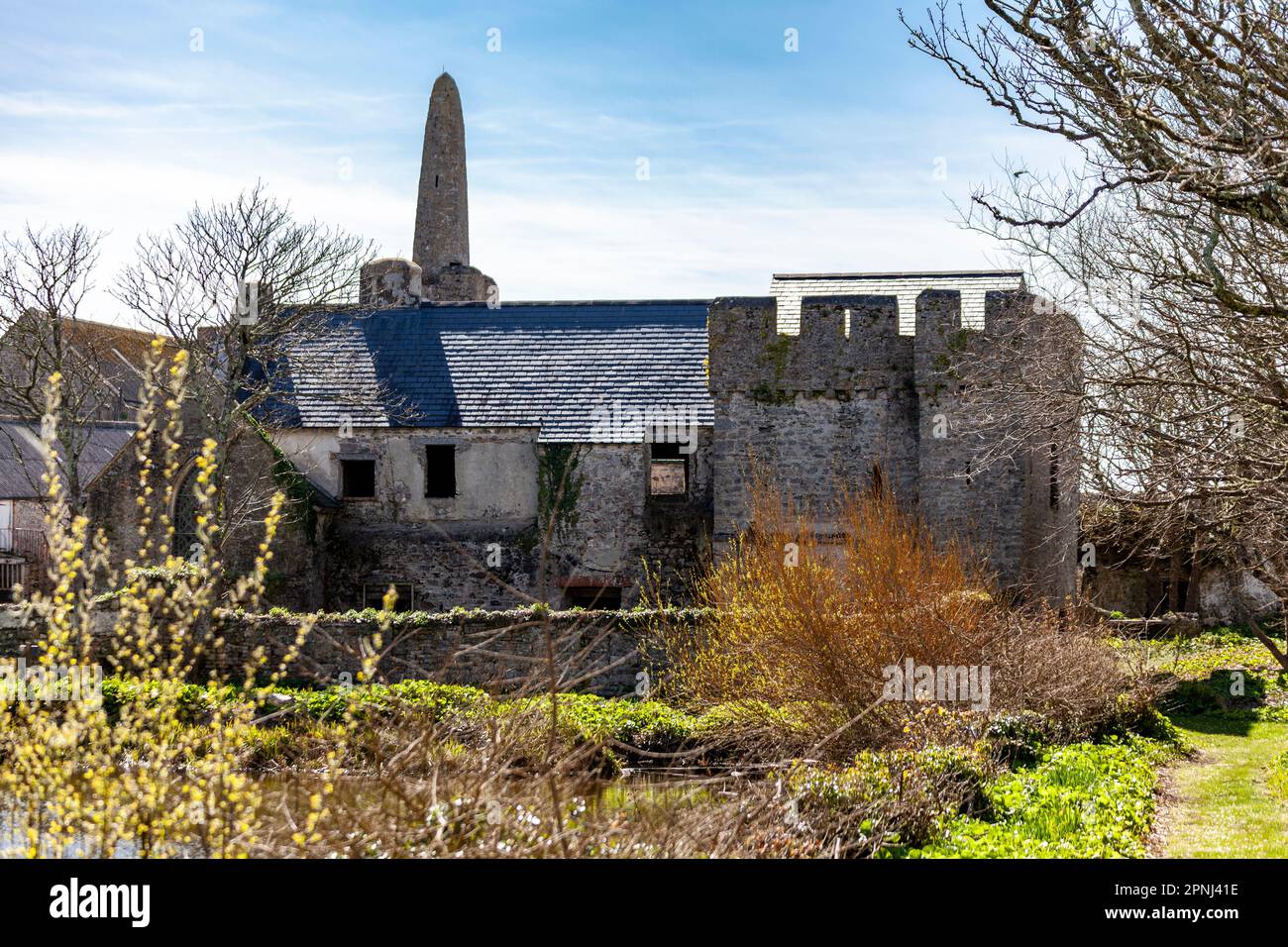 Caldey Island, Pembrokeshire, Wales, Großbritannien – Old Priory – St. Illtyd's Church Stockfoto