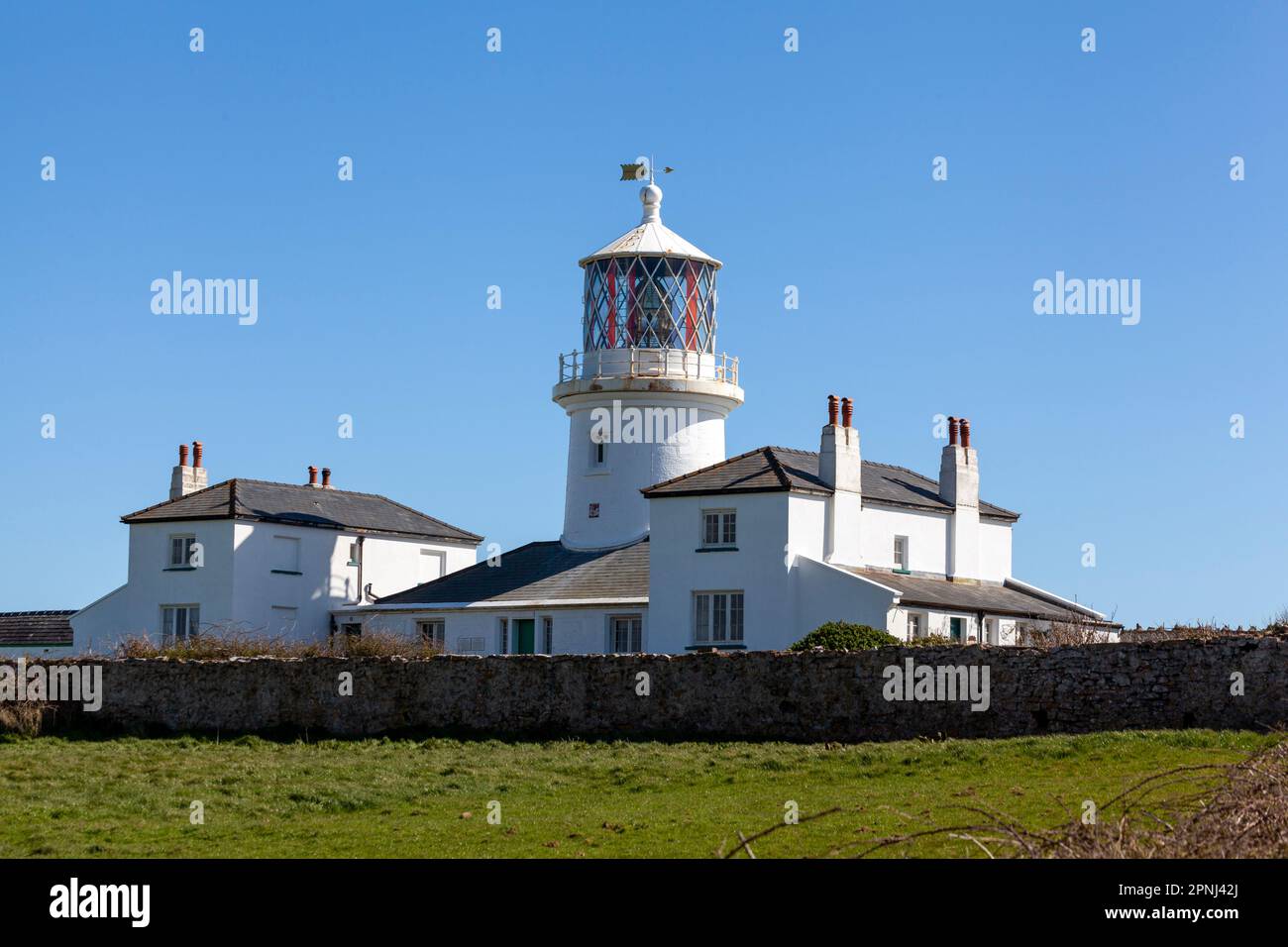 Caldey Island Lighthouse, Pembrokeshire, Wales: Ein automatisierter Leuchtturm, der 1829 von Joseph Nelson erbaut und 1927 in automatischen Betrieb umgewandelt wurde. Stockfoto