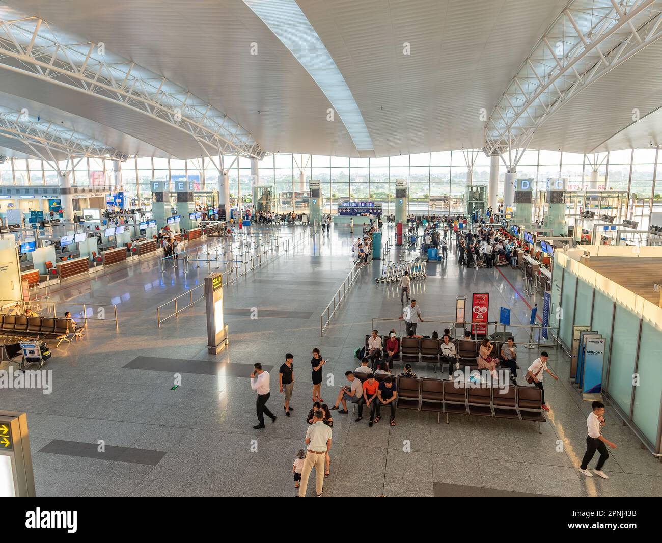 Die internationale Abflughalle mit Check-in-Schaltern am internationalen Flughafen Noi Bai, dem Hauptflughafen von Hanoi, der Hauptstadt von Vietnam. Stockfoto
