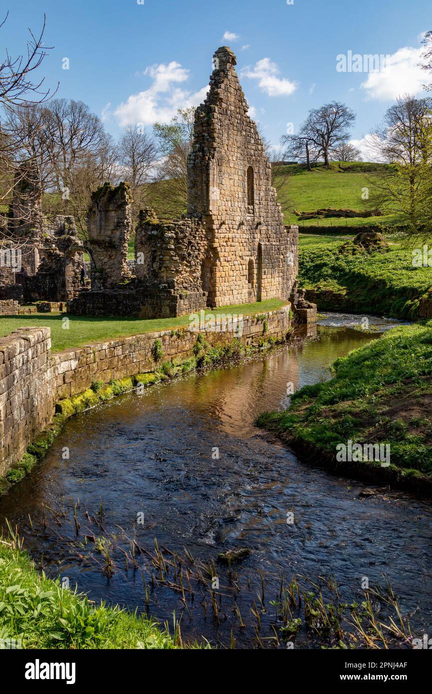 Teil der Ruinen von Fountains Abbey bei Ripon in North Yorkshire im Nordosten Englands. Das 1132 gegründete Kloster wurde 407 Jahre lang von bec betrieben Stockfoto