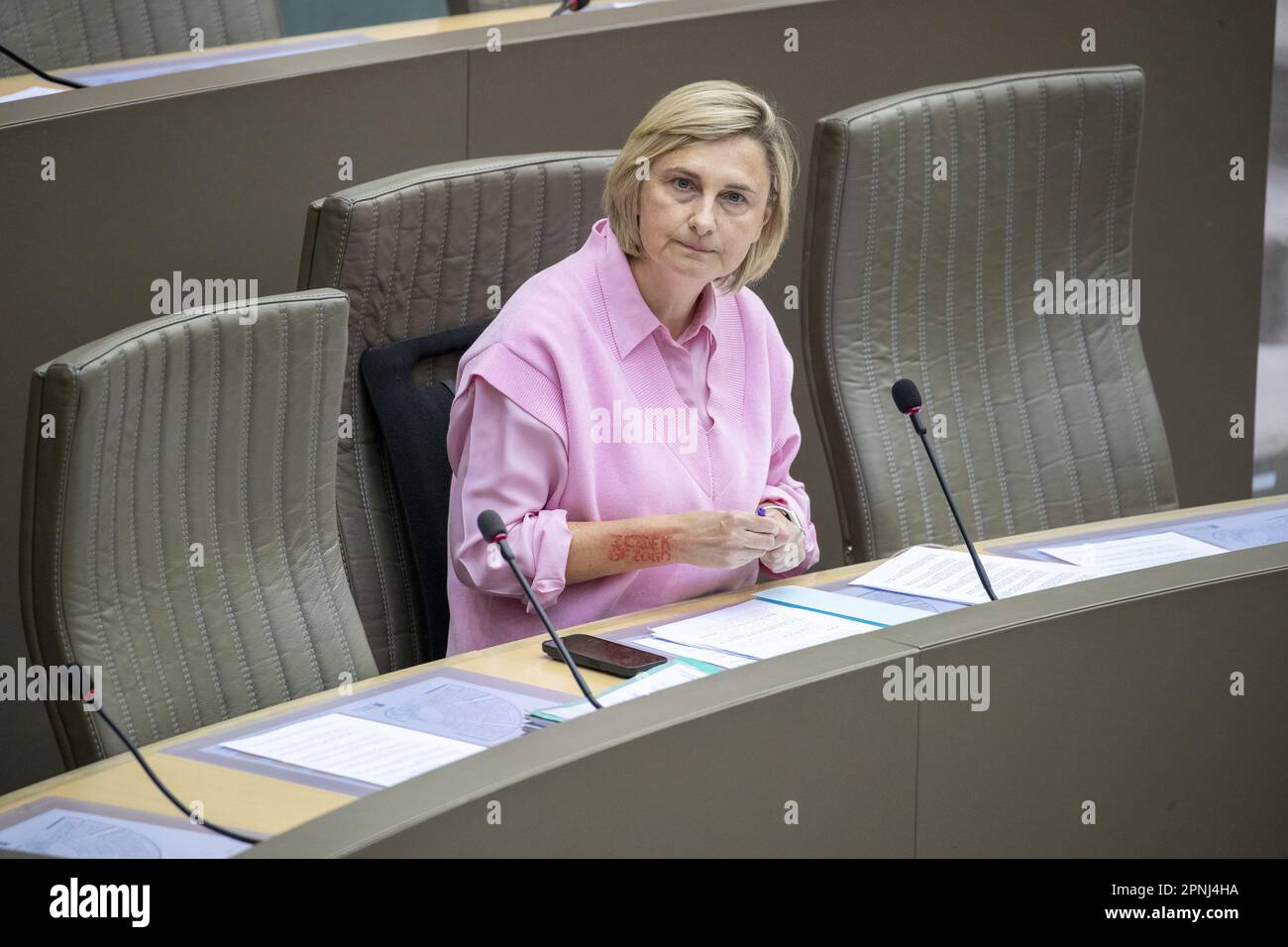 Brüssel, Belgien. 19. April 2023. Die flämische Sozialministerin Hilde Crevits zeigte sich mit einem falschen Ausschlag auf ihrem Arm, um auf einer Plenarsitzung des flämischen Parlaments am Mittwoch, den 19. April 2023 in Brüssel für eine neue App „Zoek Gezond“ zu werben. BELGA FOTO NICOLAS MAETERLINCK Kredit: Belga News Agency/Alamy Live News Stockfoto