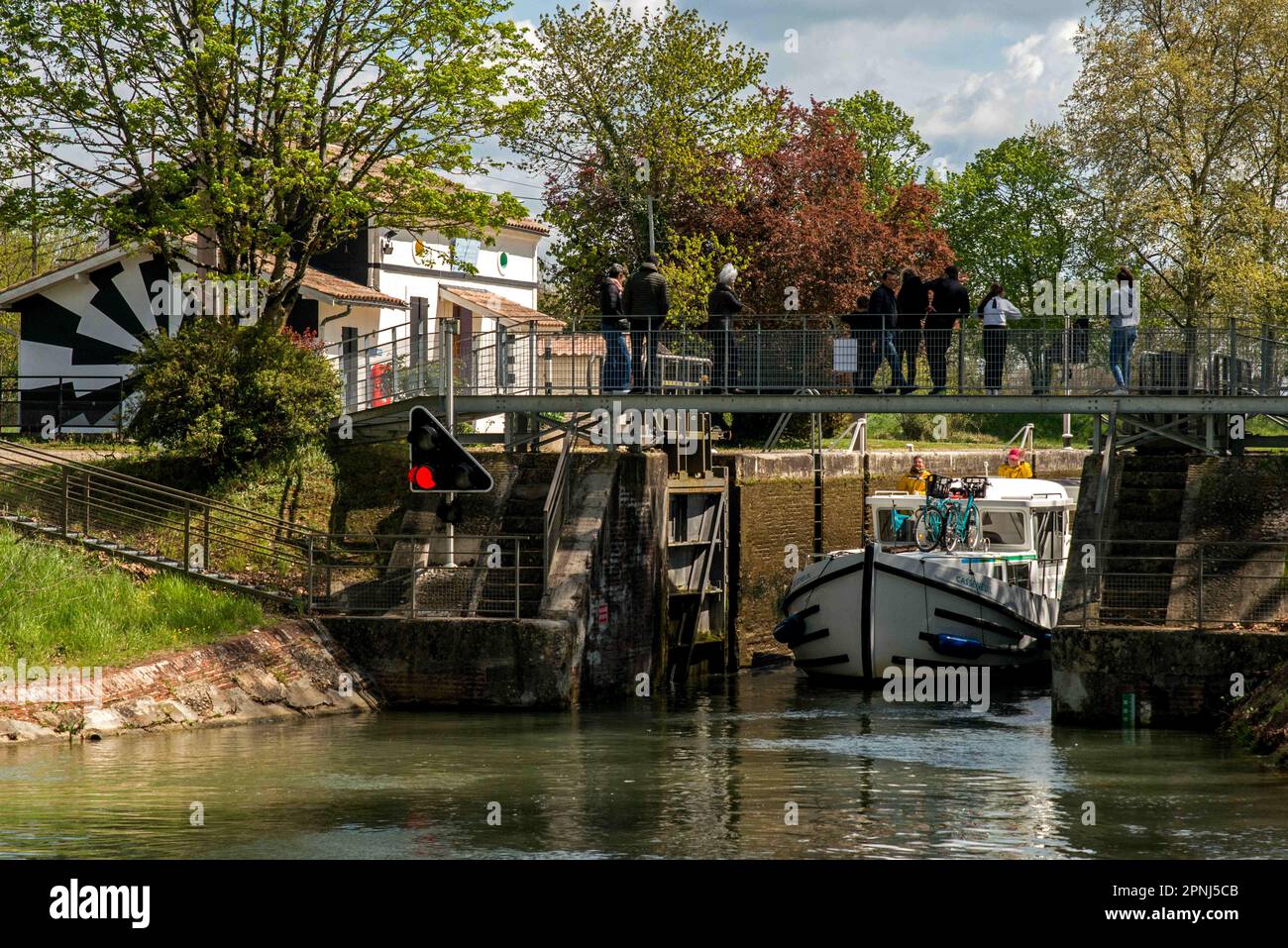 An der Kreuzung des Canal des Deux-Mers und des Canal de Montauban ermöglichte die am 9. Juli 1974 in Betrieb genommene Pente d'Eau de Montech (Montech Wasserhang) den Austausch von fünf geschlossenen Schleusen am Canal de Garonne. Er wurde von 1974 bis 2009 betrieben. Nach den Sanierungsarbeiten ist der Wasserhang zu einer touristischen Stätte geworden, die seit 2021 Besucher willkommen heißt, um den Fluss und das industrielle Erbe der Region zu entdecken. Diese Schleusen wurden für die Durchfahrt von Vergnügungsbooten erhalten. Reserviert für Boote von 30 bis 40 Metern, spart der Wasserhang 45 Minuten Zeit. Das Prinzip ist, einzuziehen Stockfoto