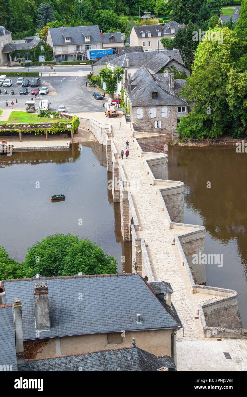 Terrasson. Blick auf die Stadt und die alte Brücke von den Klippen von Malpat. Dordogne. New-Aquitaine Stockfoto