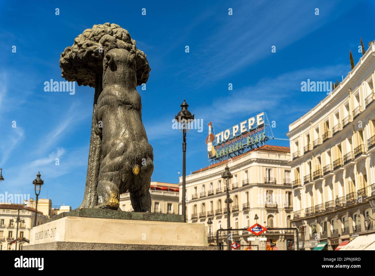 Die Bärenstatue und der Erdbeerbaum, Tio Pepe-Schild, Plaza de Sol, Madrid Spanien. ‚El Oso y el Madroño‘ Stockfoto