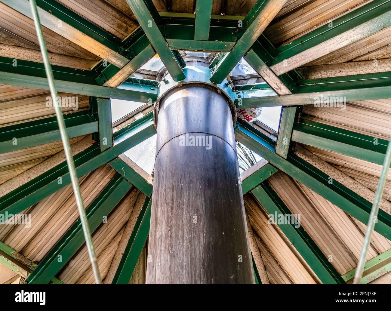 Ein detaillierter Blick von unten auf den Pavillon im Gene Coulon Park in Renton, Washington. Stockfoto