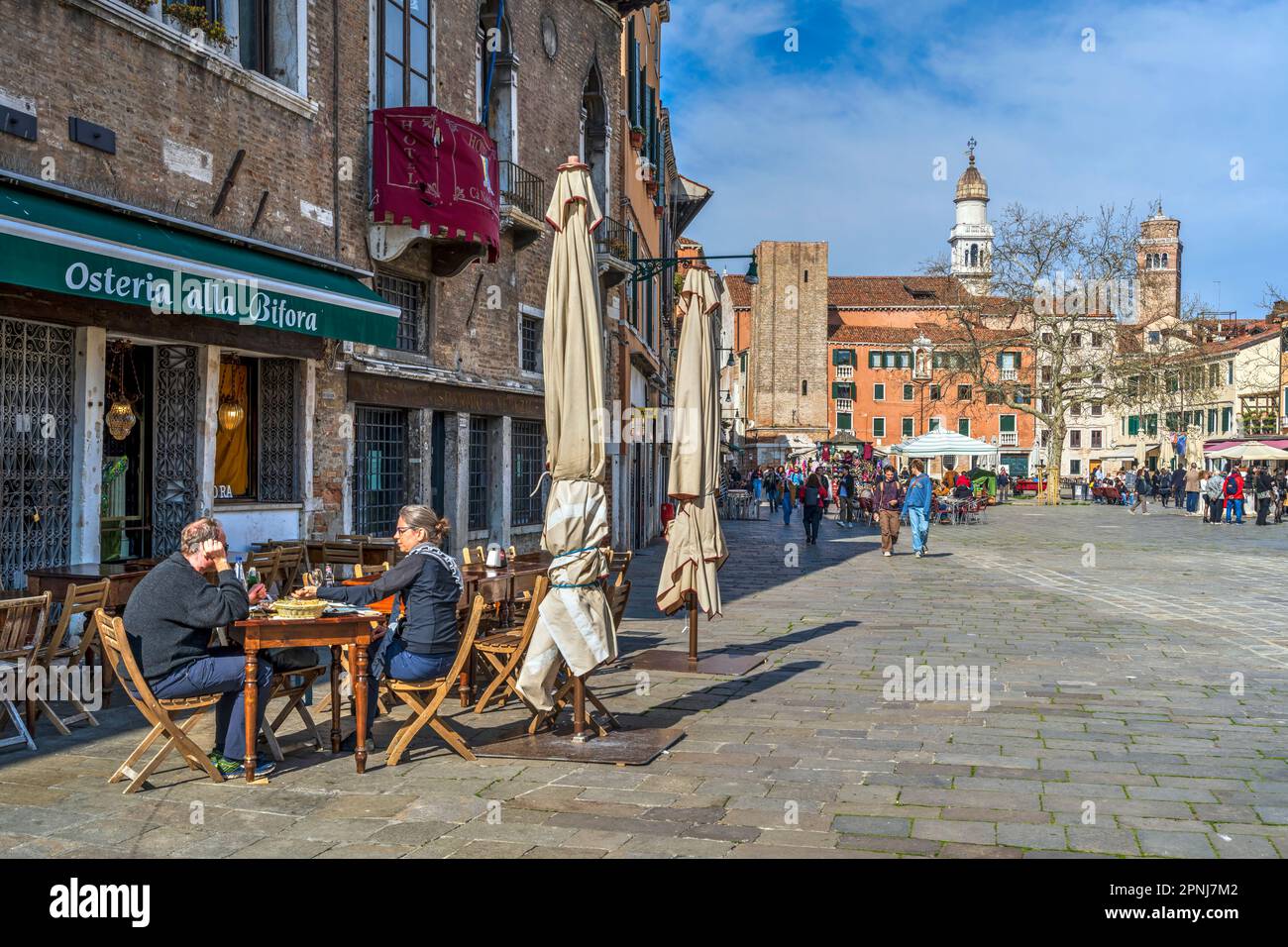 Café im Freien auf einem Platz in Dorsoduro, Venedig, Venetien, Italien Stockfoto