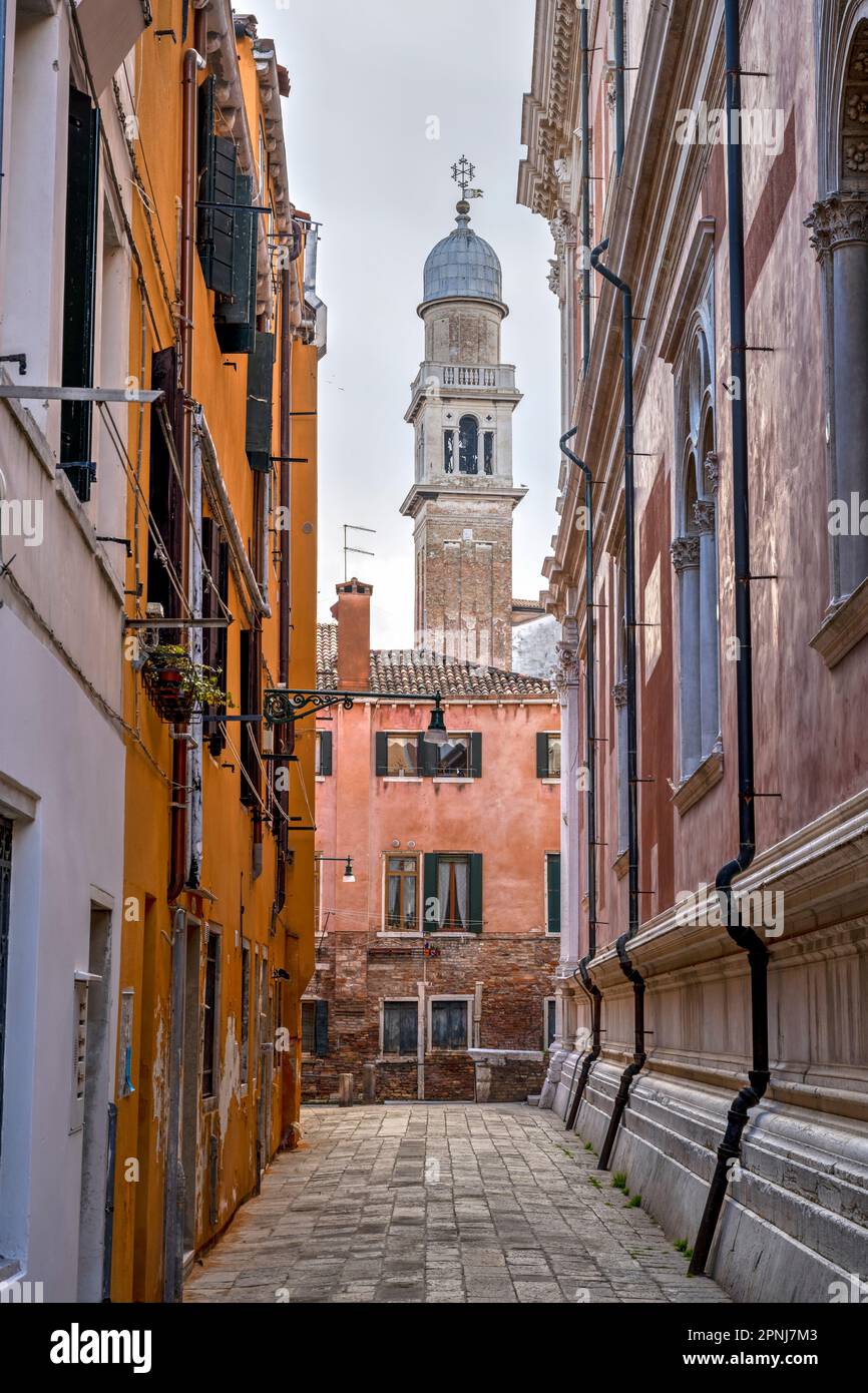 Malerische Straße mit dem Glockenturm der Kirche San Pantalon, Venedig, Veneto, Italien Stockfoto