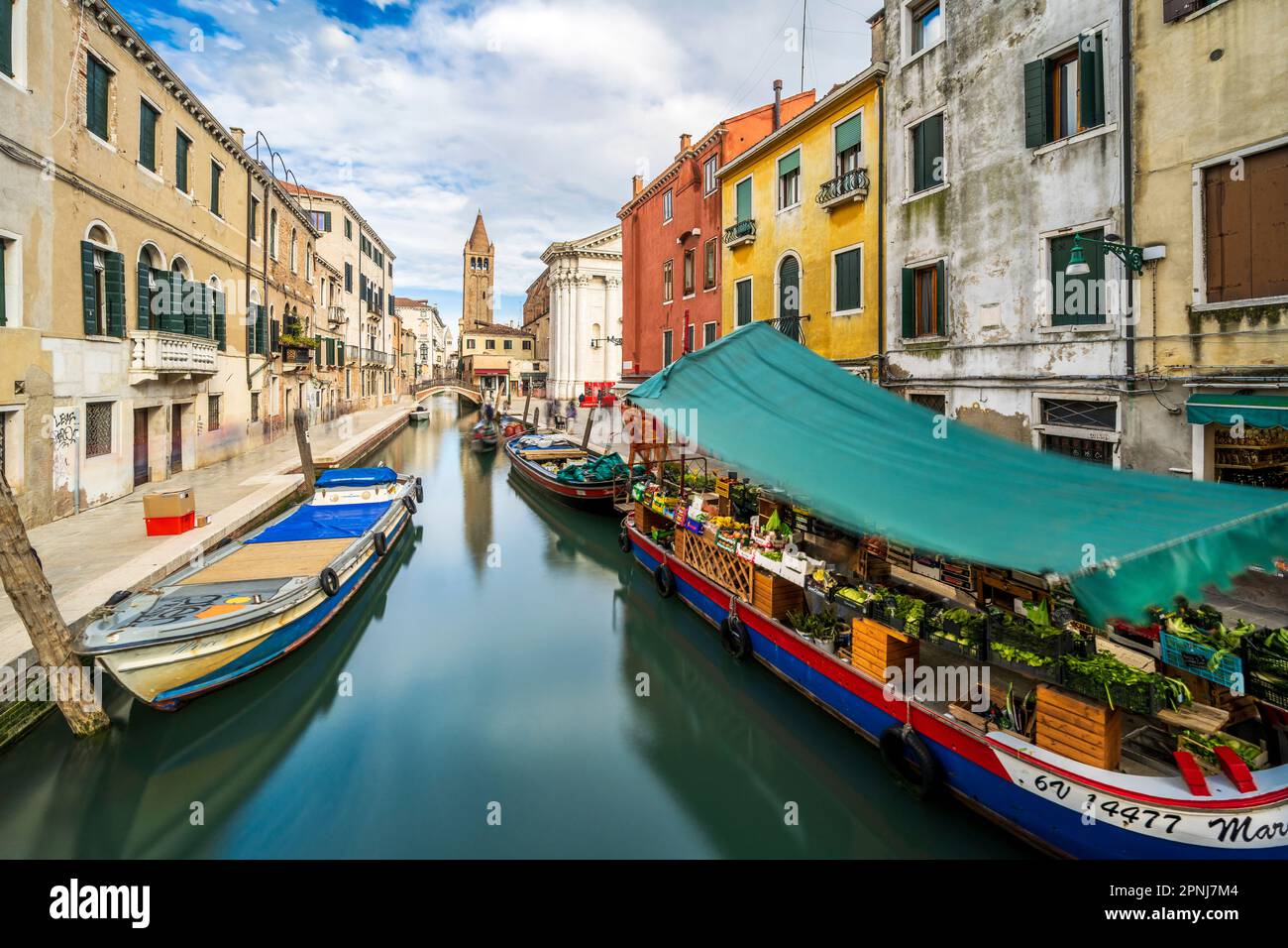 Lebensmittelmarktboot auf dem Rio di San Barnaba Kanal, Dorsoduro, Venedig, Venetien, Italien Stockfoto