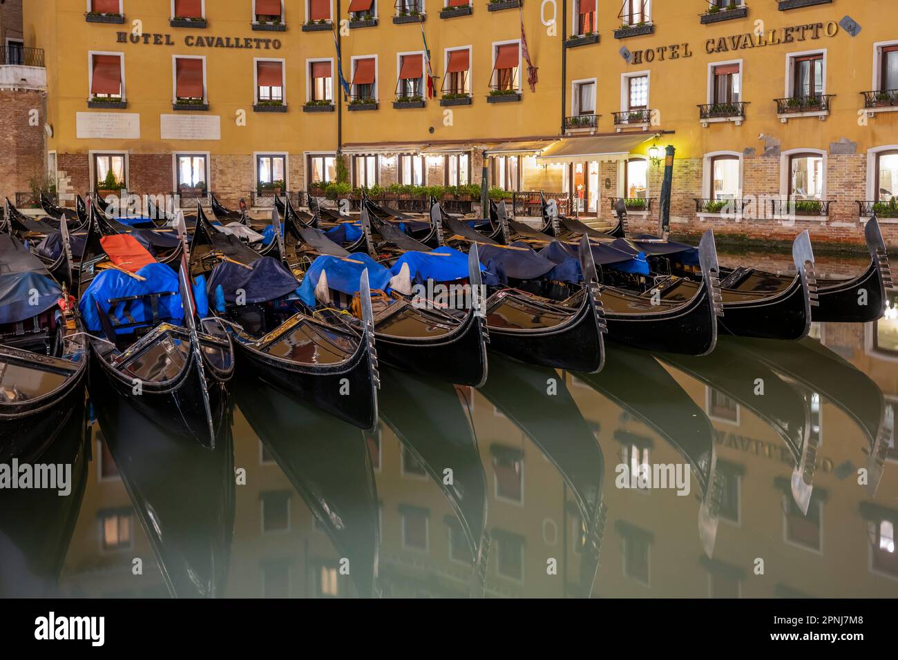 Festgemachte Gondelboote bei Nacht, Venedig, Venetien, Italien Stockfoto