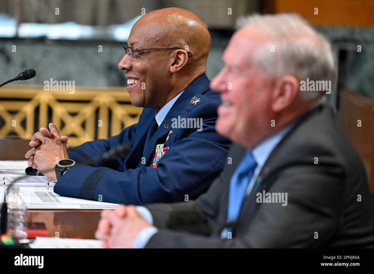 Washington, Vereinigte Staaten Von Amerika. 18. April 2023. Washington, Vereinigte Staaten von Amerika. 18. April 2023. USA Generalstabschef der Luftwaffe, General CQ Brown, Jr., sagt vor der Anhörung des Senatsunterausschusses für Verteidigungsfragen zum Luftwaffenhaushalt 2024 auf Capitol Hill vom 18. April 2023 in Washington, DC, aus. Kredit: Eric Dietrich/Verteidigungsministerium/Alamy Live News Stockfoto