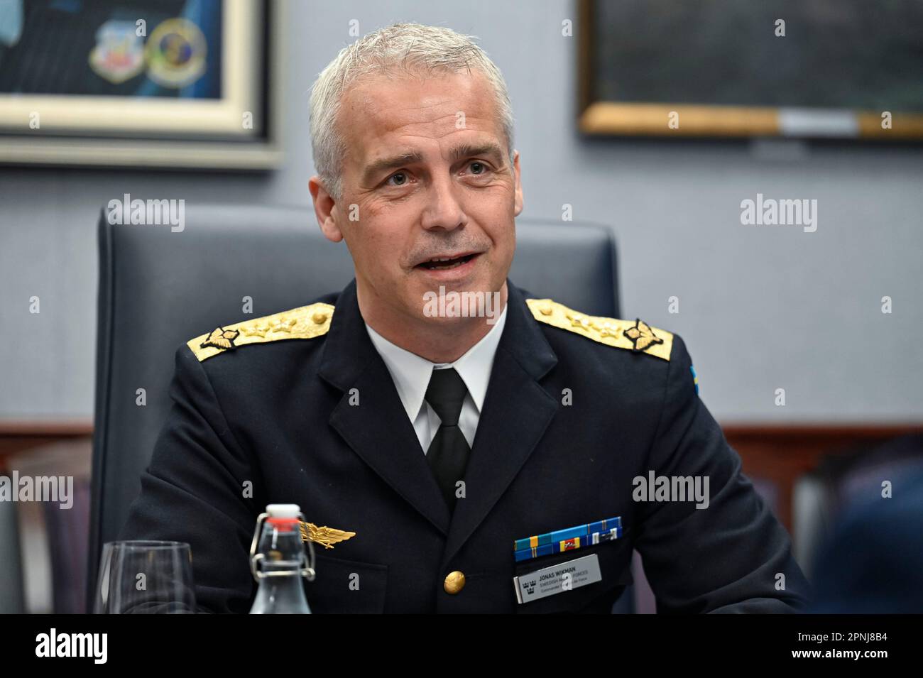 Washington, Vereinigte Staaten von Amerika. 17. April 2023. Generalmajor der schwedischen Luftwaffe, Jonas Wikman, kommentiert während eines persönlichen Treffens mit den USA Generalstabschef der Luftwaffe, General CQ Brown, Jr., im Pentagon, 17. April 2023 in Arlington, Virginia. Kredit: Eric Dietrich/Verteidigungsministerium/Alamy Live News Stockfoto