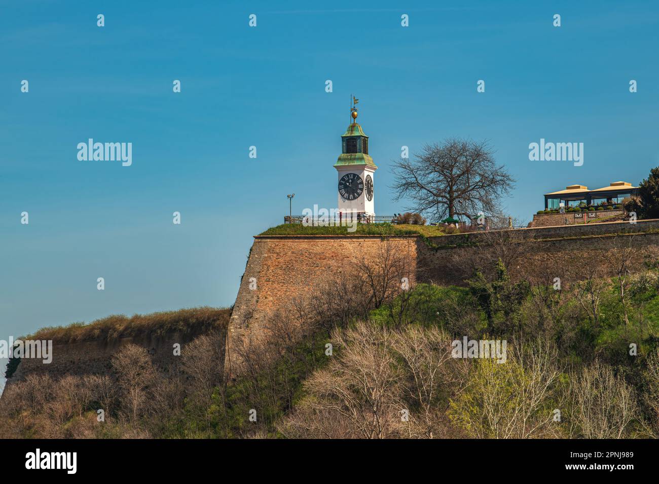 Novi Sad, Serbien - 24. März 2023: Der weiße Uhrenturm, eines der bedeutendsten Wahrzeichen und Symbole der Festung Petrovaradin und Novi Sad Stockfoto