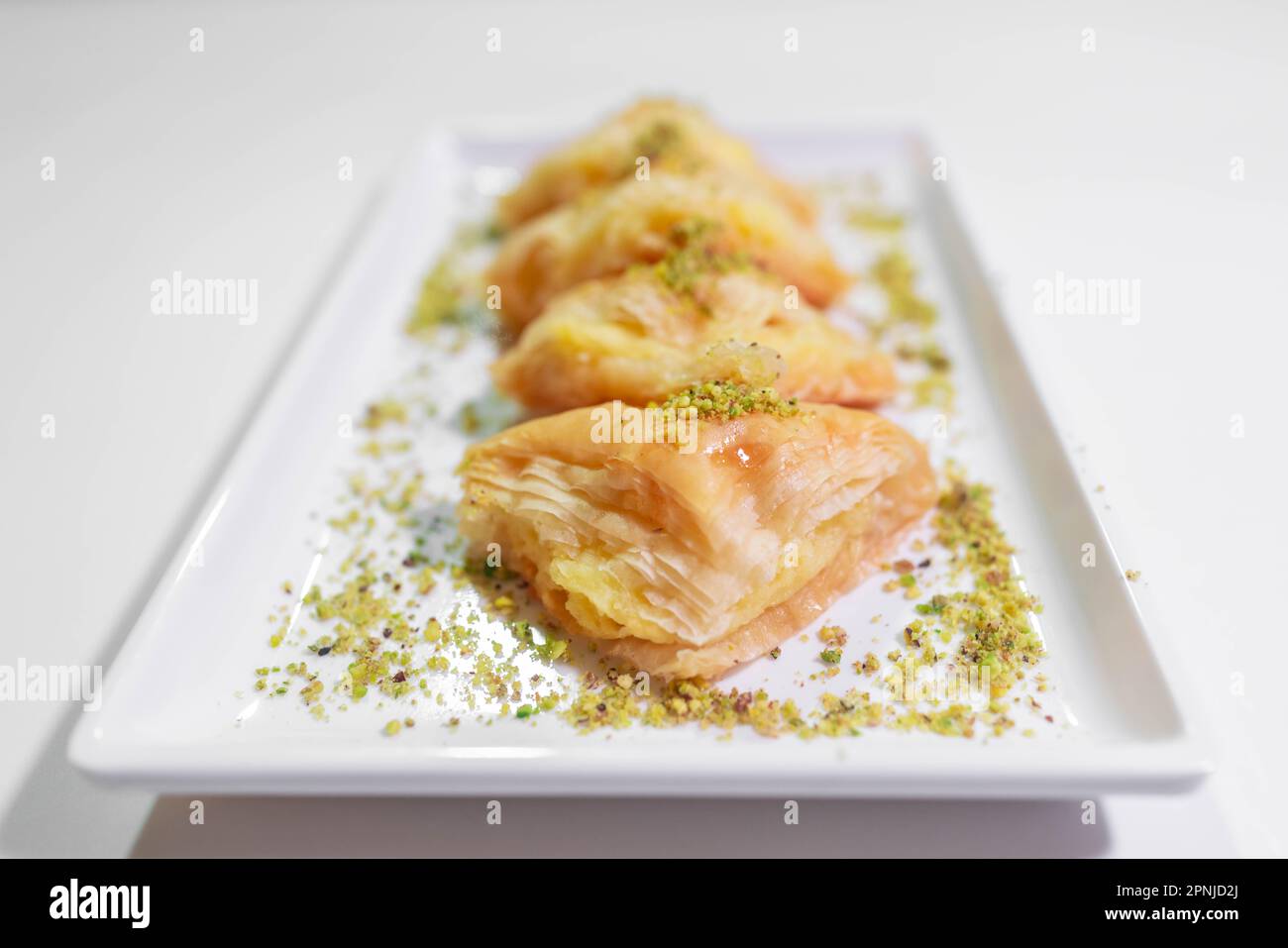 Traditionelles arabisches Dessert - ein Tablett mit einer Vielzahl von  Süßigkeiten - kreative, leckere Kuchen aus dem Nahen Osten - arabische  Küche Stockfotografie - Alamy