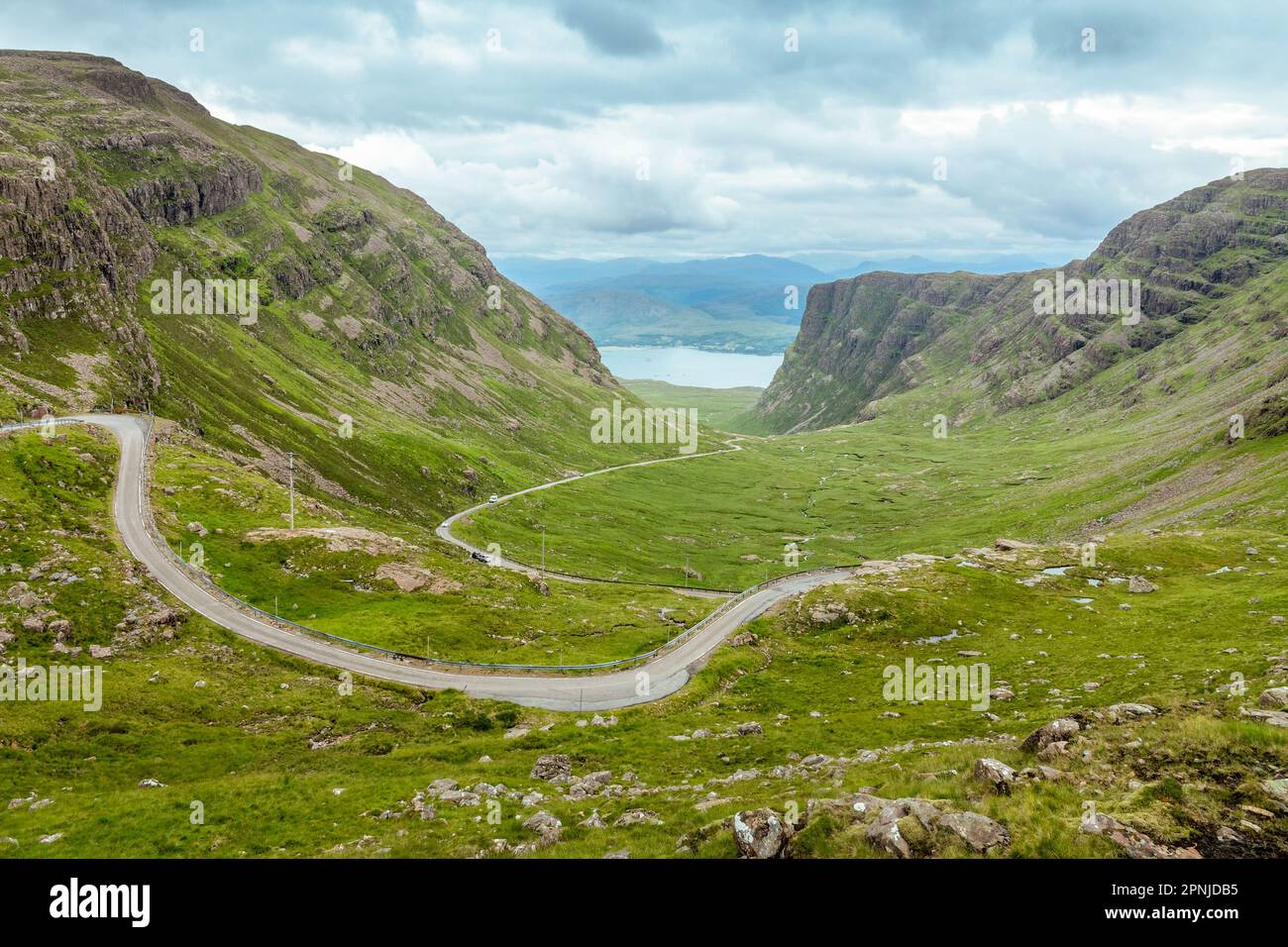 Fahrt auf der malerischen Straße Bealach na Ba von Applecross. Blick vom Pass in North West Highlands, Schottland, Großbritannien Stockfoto