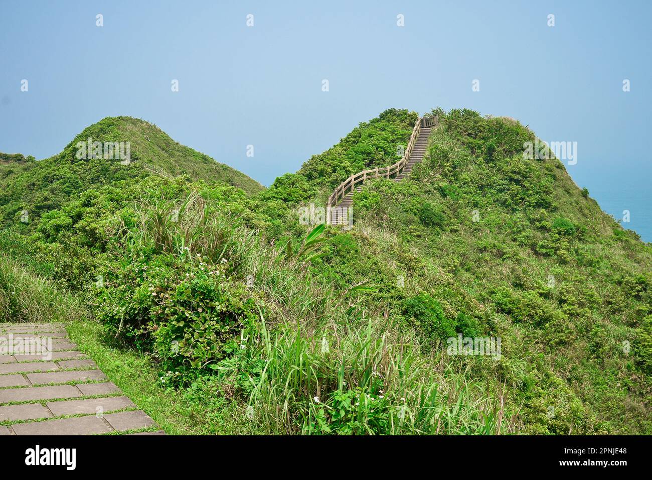 Bitoujiao Trail durch den hohen Berg von Bitou Cape im Ruifang District von New Taipei City, Taiwan Stockfoto