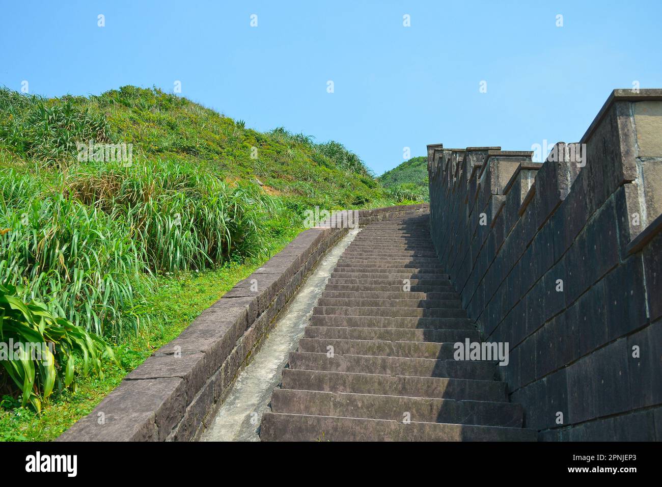 Bitoujiao Trail durch den hohen Berg von Bitou Cape im Ruifang District von New Taipei City, Taiwan Stockfoto