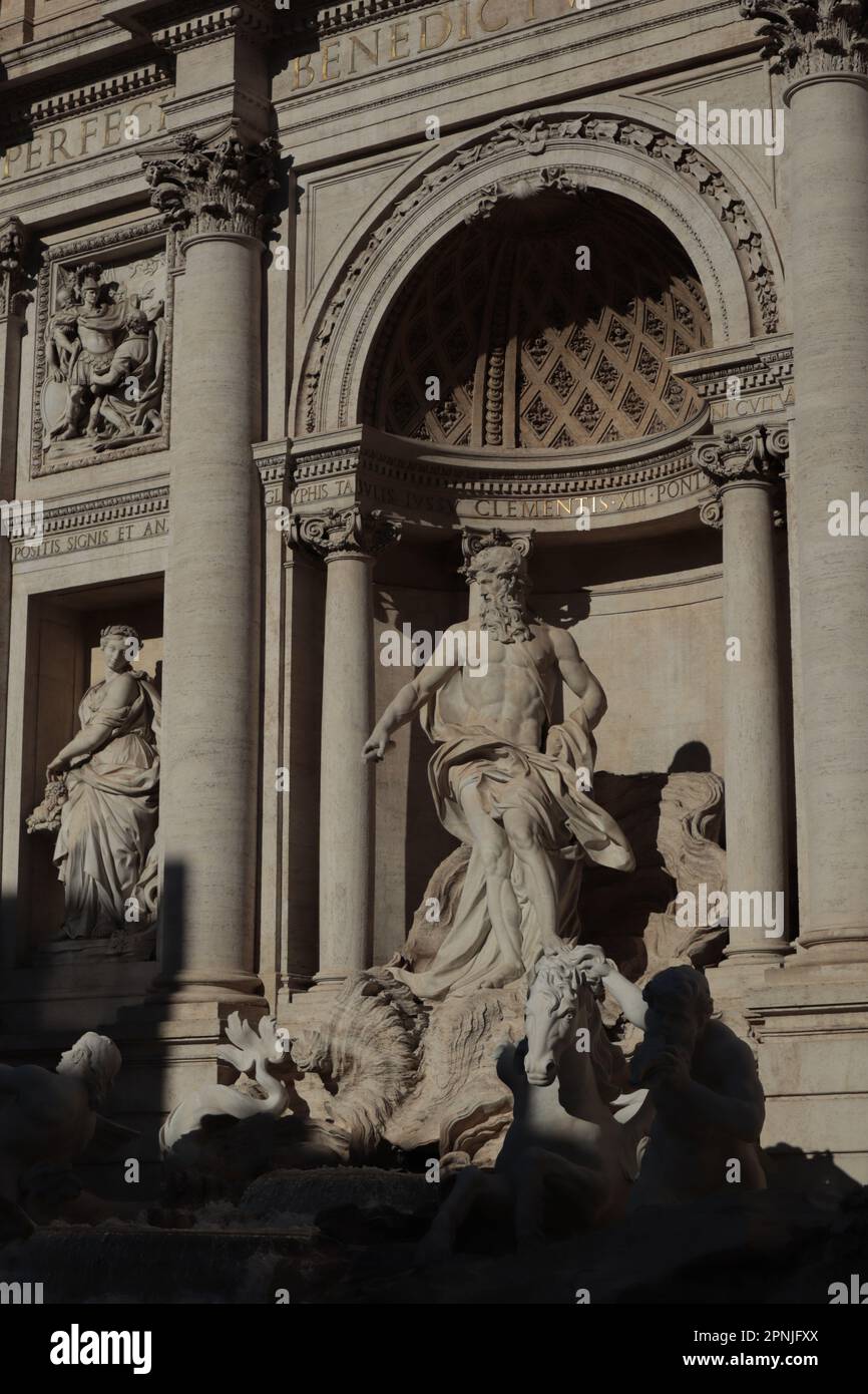 Der Trevi-Brunnen ist ein barockes Meisterwerk im Herzen von Rom, Italien, vom italienischen Architekten Nicola Salvi im 18. Jahrhundert Stockfoto