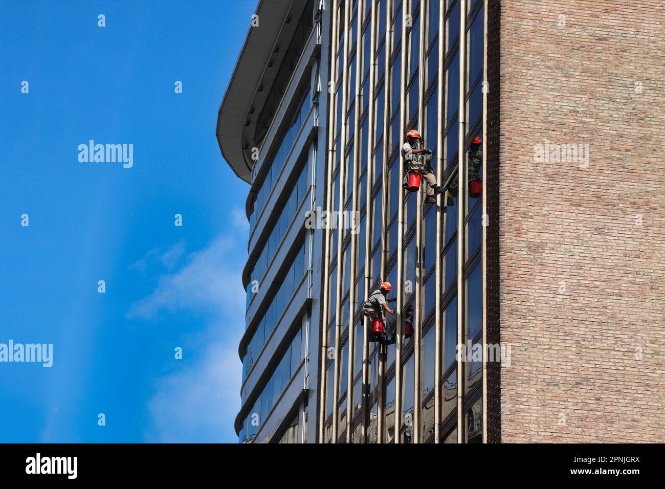 Zwei Männer putzen die Fenster eines Gebäudes in buenos aires Stockfoto