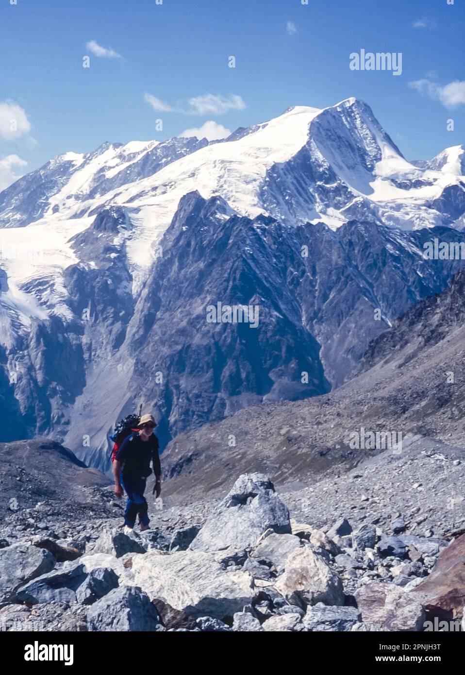 Der Gipfel des Pigne d' Arolla, wie er von der Anfahrt zur Schweizer Alpenclub-Hütte Cabane Bertol auf der Route von Chamonix nach Zermatt Haute aus gesehen wird Stockfoto