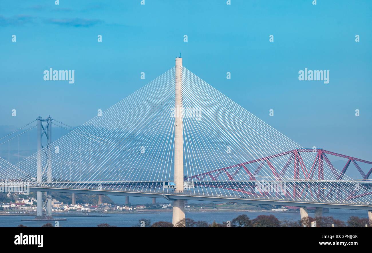 Blick auf drei Brücken mit Kabeltürmen von Queensferry Crossing über Firth of Forth, Schottland, Großbritannien Stockfoto
