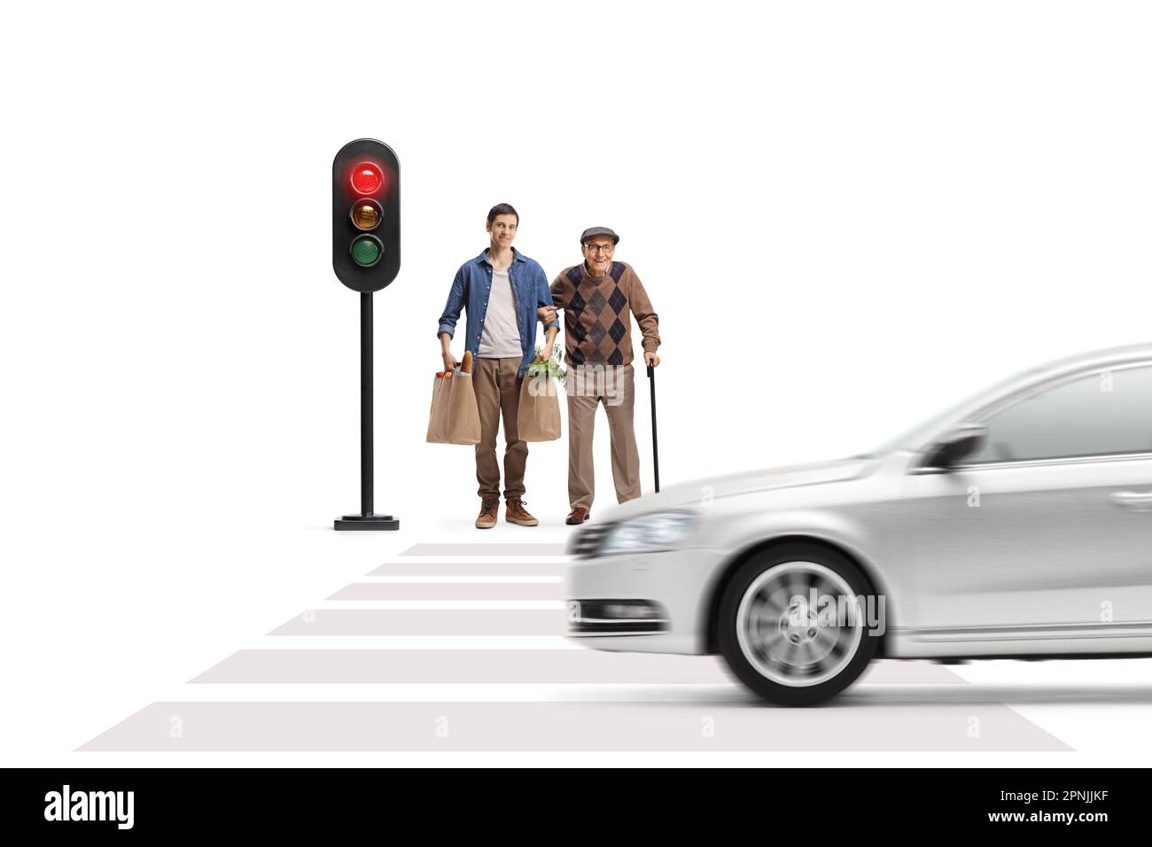 Junger Mann, der einem Senior mit Einkaufstaschen hilft und an einer Ampel auf weißem Hintergrund wartet Stockfoto