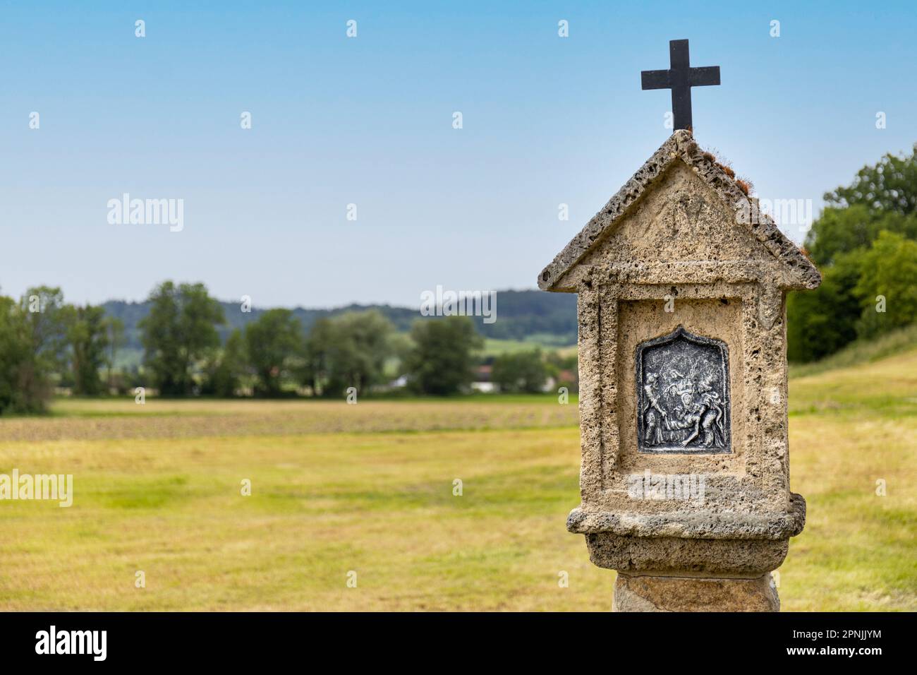 Katholischer Schrein mit religiösem Image und Kurzifix in ländlicher Landschaft im Inn-Tal, Bayern Stockfoto