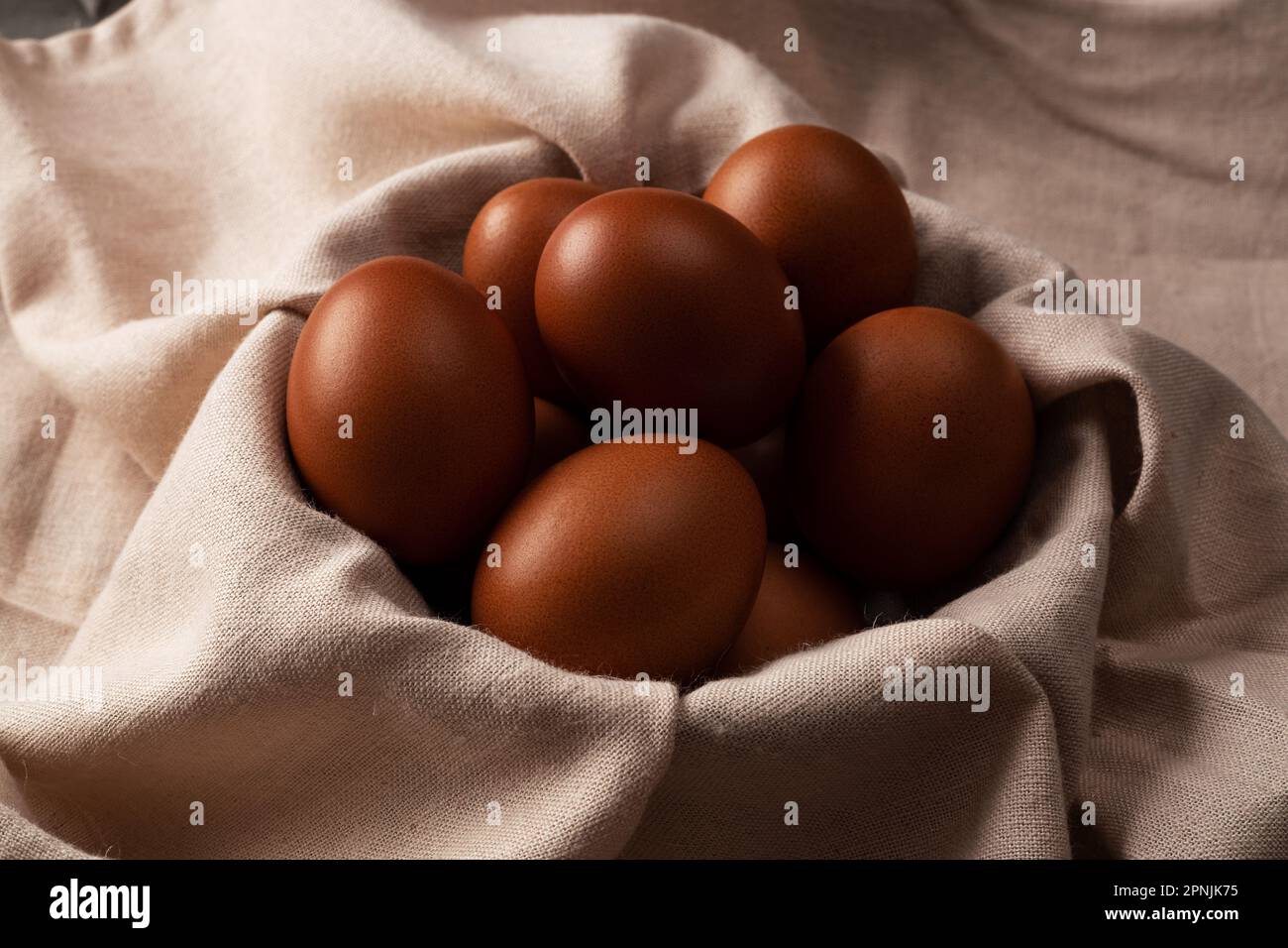 Nahaufnahme von Bio-Hühnereiern und -Brot. Konzept der Bio-Hähncheneier-Lebensmittelzutaten. Stockfoto