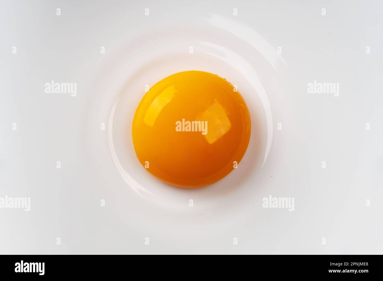 Eigelb auf dem Teller. Abstrakte Spiegeleier. Schließen. Stockfoto