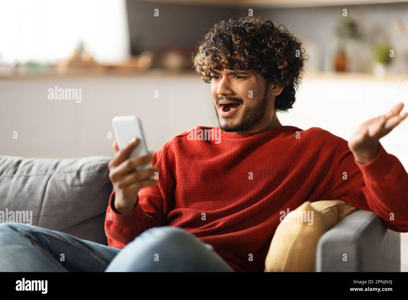 Oh Nein Schockierter Indischer Mann, Der Zu Hause Eine Schlechte Nachricht Auf Dem Smartphone Liest Stockfoto