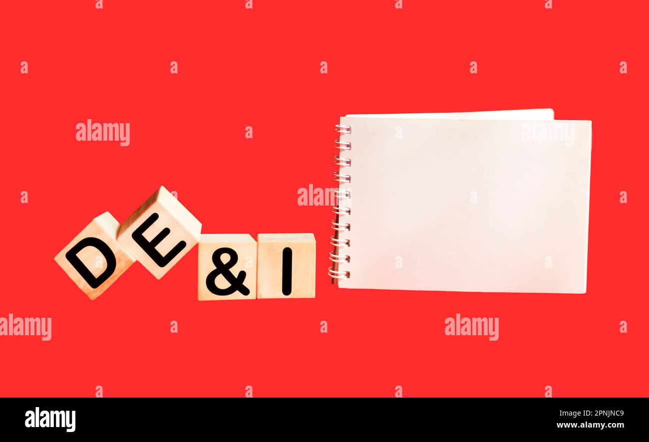 DEI, ein Symbol für Vielfalt, Fairness und Integration. Holzblöcke mit den Wörtern DEI, Vielfalt, Gleichheit und Integration auf rotem Hintergrund mit einem Not Stockfoto