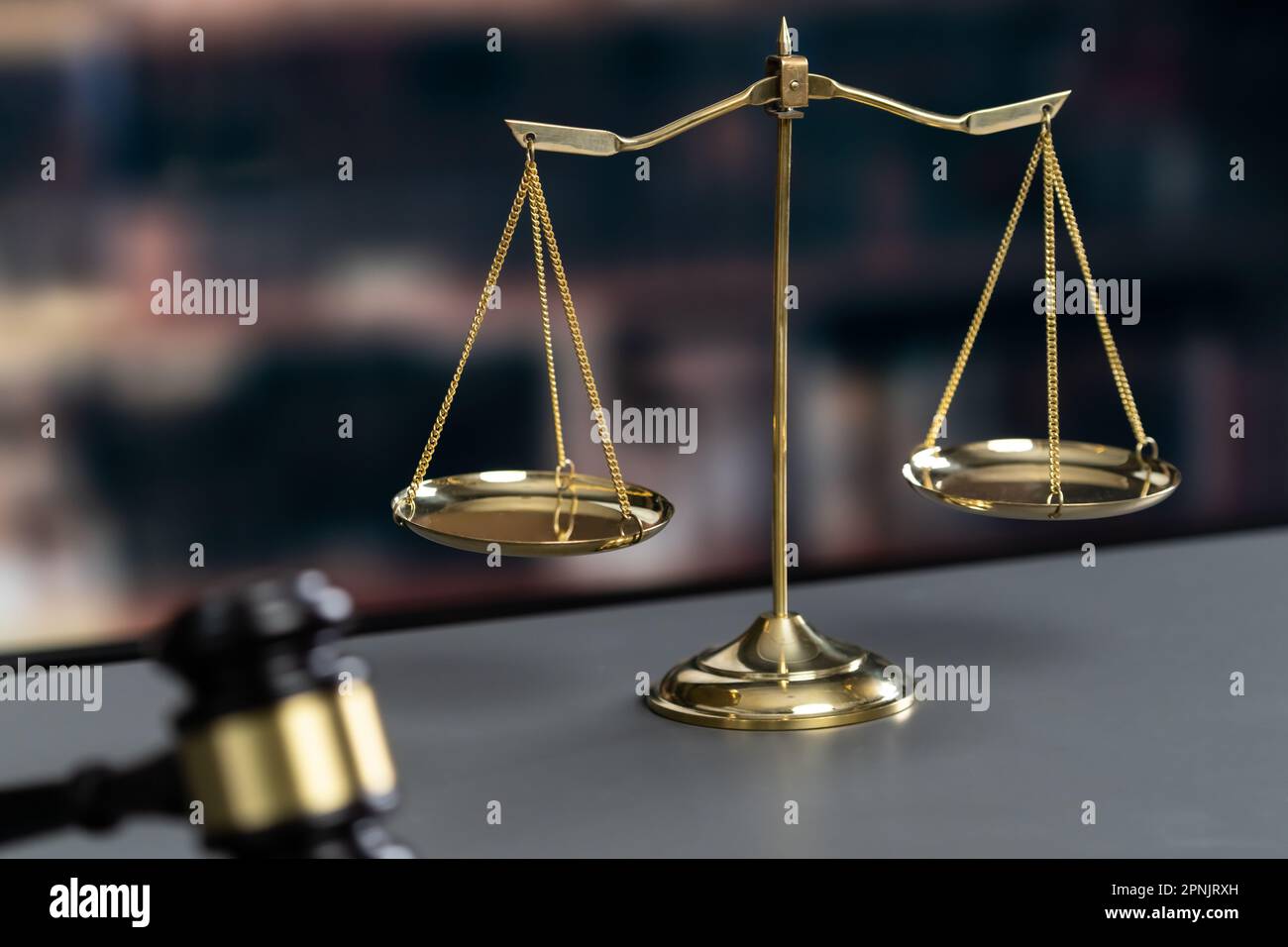 Glänzende goldene Waage und Holzhammer in Anwaltskanzlei oder  Anwaltskanzlei als Konzept der Gerechtigkeit und ein gemeinsames  Rechtssymbol. Waage für Stockfotografie - Alamy