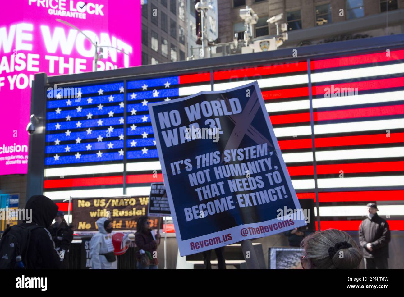 Kundgebung in den USA Rekrutierungsstation der Streitkräfte am Times Square, NYC, um die militärische Expansion der USA auf der ganzen Welt zu stoppen, die Feuer und die Drohungen der Opposition gegen China anzufeuern und den Krieg in der Ukraine zu nutzen, um einen Stellvertreterkrieg mit Russland fortzusetzen, um die US-Dominanz international auszuweiten. Stockfoto