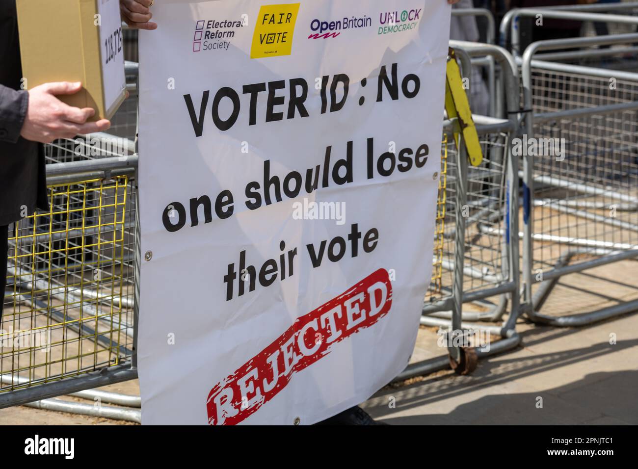 London, Großbritannien. 19. April 2023. Entfesseln Sie die Demokratie Überreichen Sie eine Petition an die Downing Street gegen die Wähleridentifikation (Wähler-ID) Kredit: Ian Davidson/Alamy Live News Stockfoto