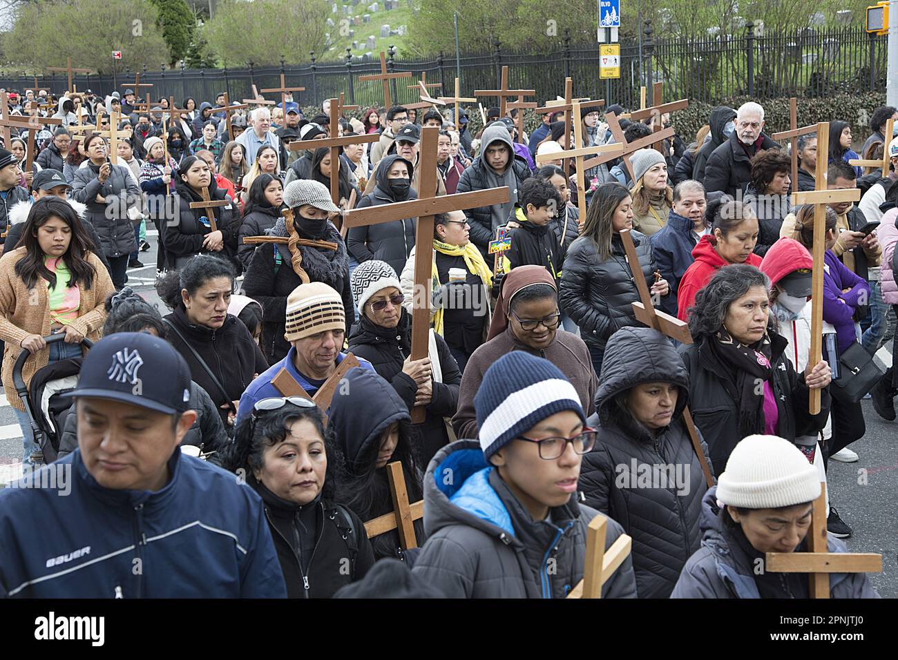 Pfarrer verschiedener Kirchen gehen am Karfreitag in Brooklyn, NY, gemeinsam durch die Stationen des Kreuzes. Die Stationen des Kreuzes, auch bekannt als der Weg des Kreuzes oder Via Crucis, erinnern an Jesu Leidenschaft und Tod am Kreuz. Es gibt 14 Stationen, von denen jeder einen Moment auf seiner Reise nach Calvary darstellt, in der Regel durch heilige Kunst, Gebete und Reflexionen. Die Praxis begann, als fromme Pilger seinen Weg durch Jerusalem auf der Via Dolorosa zurückverfolgten. Stockfoto