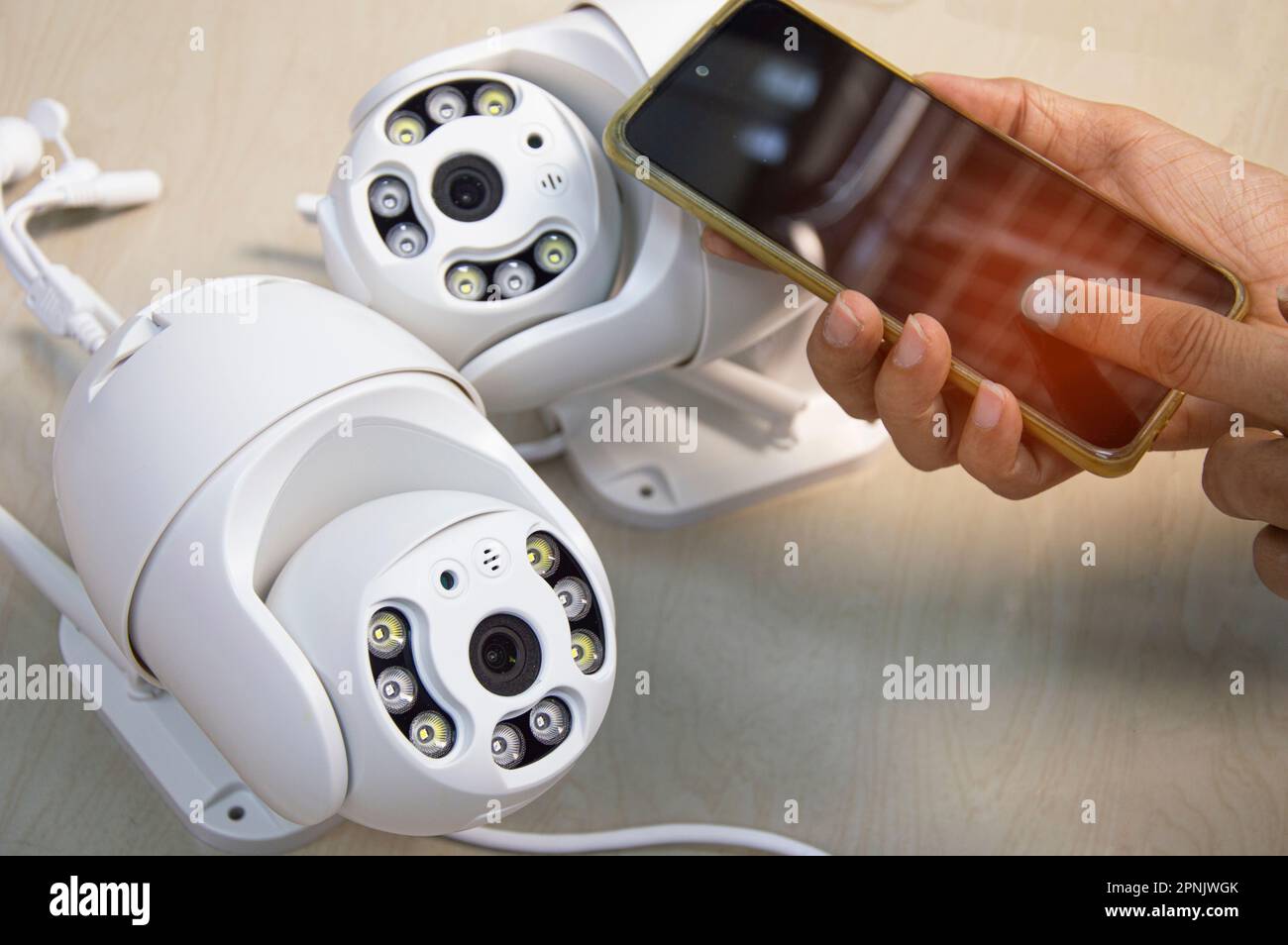 Weiße IP-Kamera, Techniker richtet den Kamerabetrieb ein Stockfoto