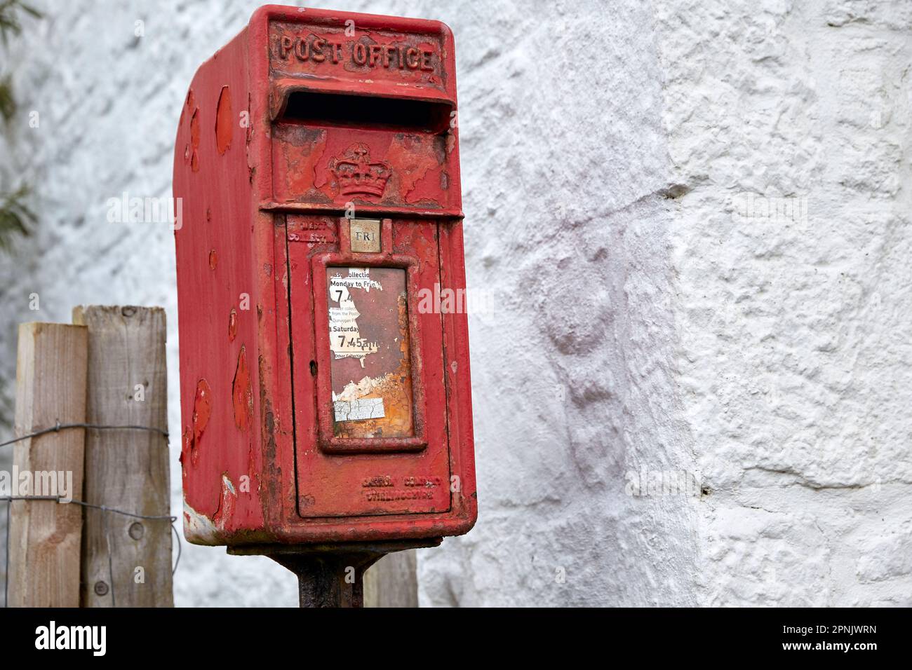 Weathered Royal Mail Box Stein, Isle of Skye, Schottland, Großbritannien Stockfoto